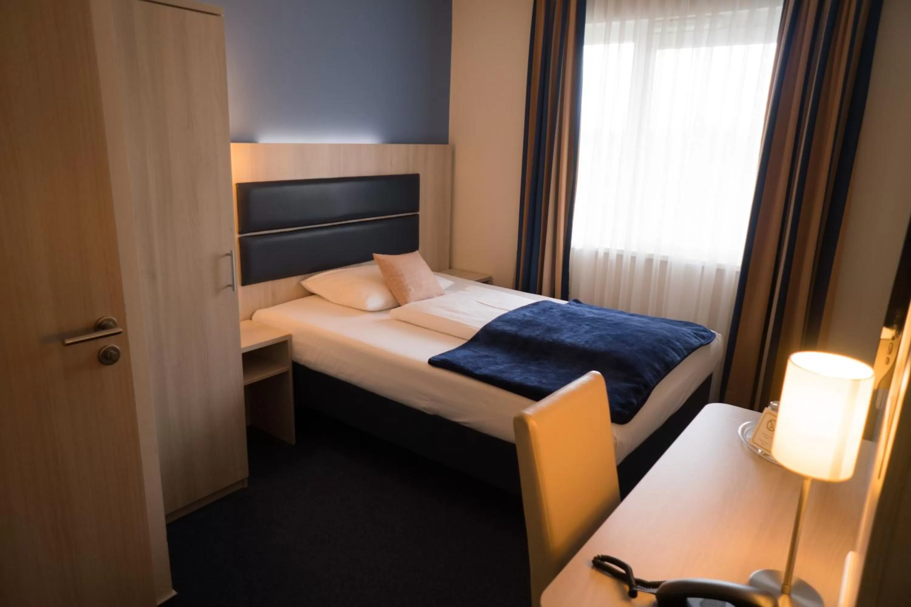 Photo of the whole room, Bed in Hotel Rödelheimer Hof - Am Wasserturm