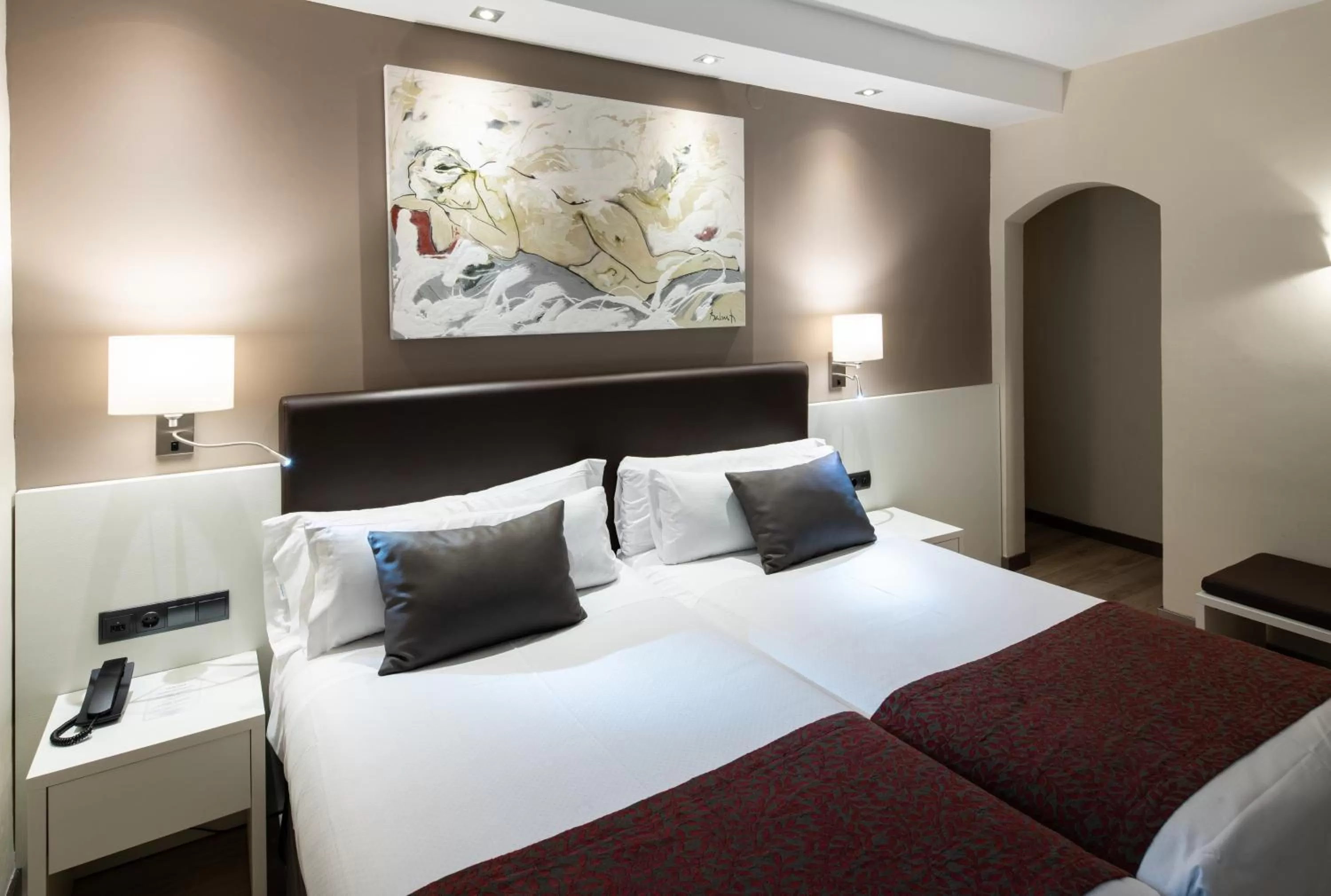 Photo of the whole room, Bed in Catalonia Castellnou