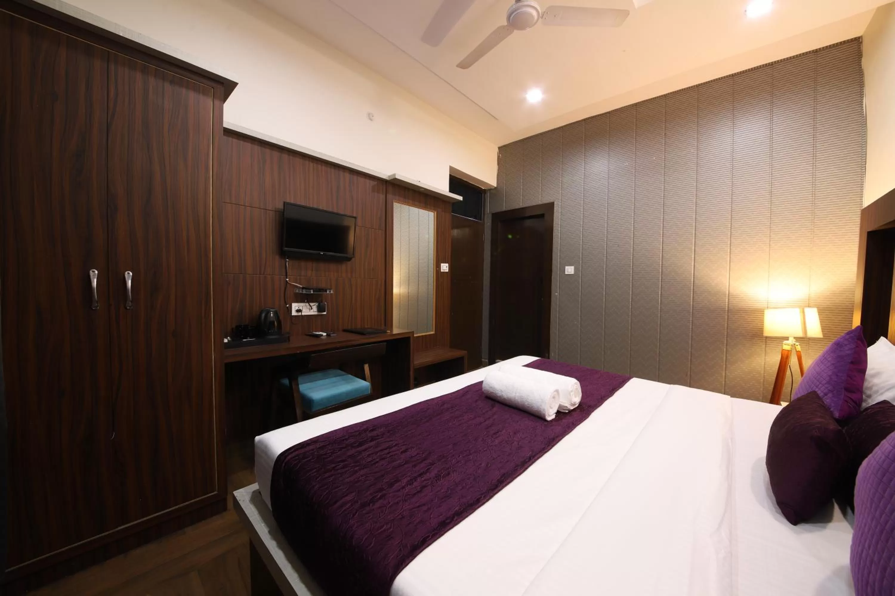 Bed in Grey Castle - Hotel Near Haridwar Railway station