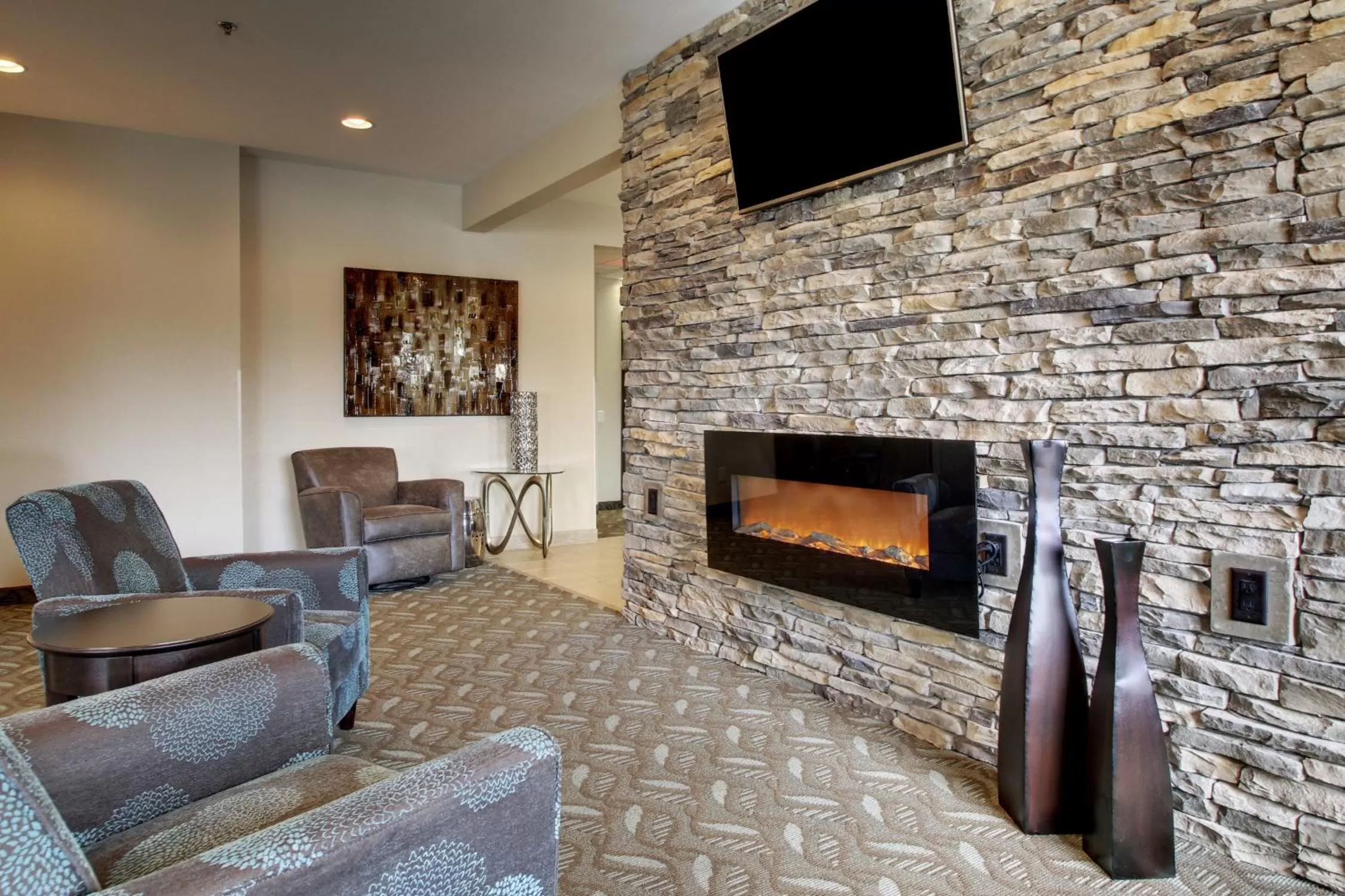 Communal lounge/ TV room in Cobblestone Inn & Suites - Fort Dodge