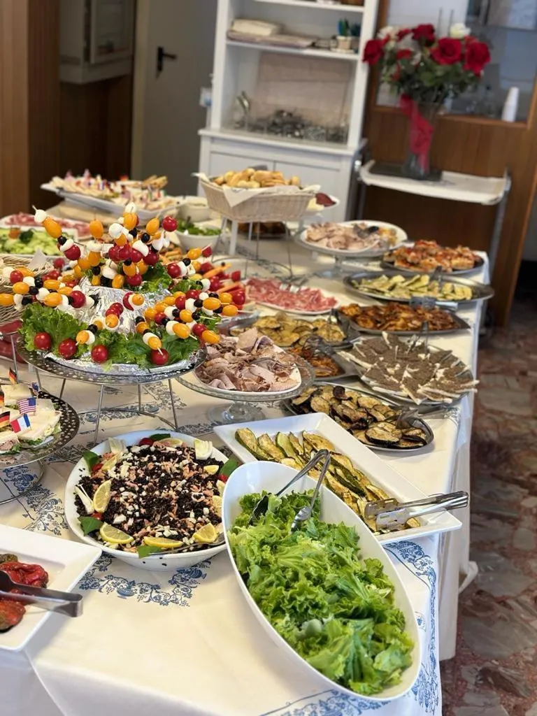 Restaurant/places to eat in Hotel Morolli