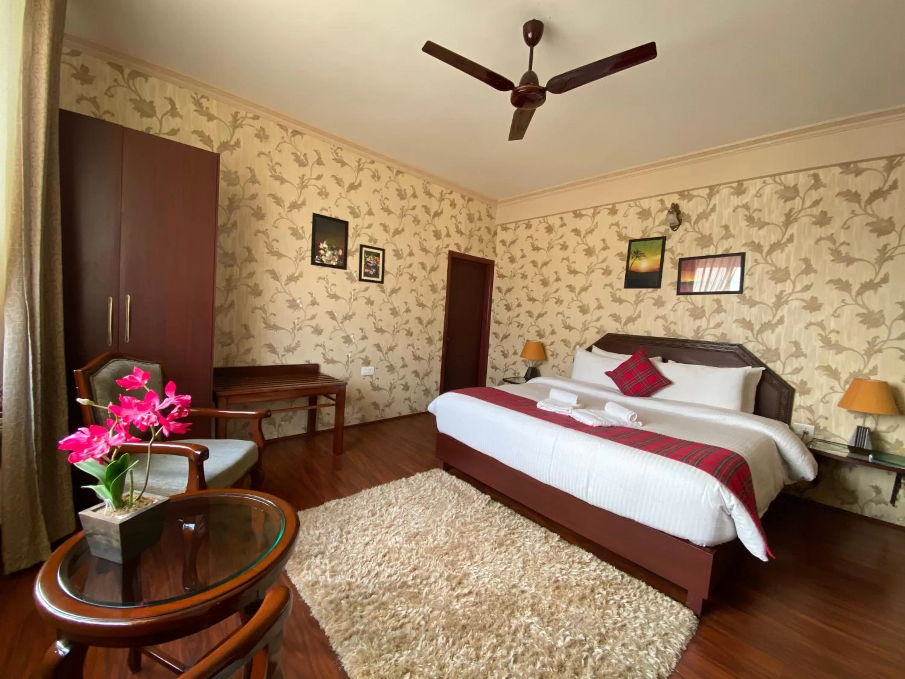 Photo of the whole room in Windermere Inn