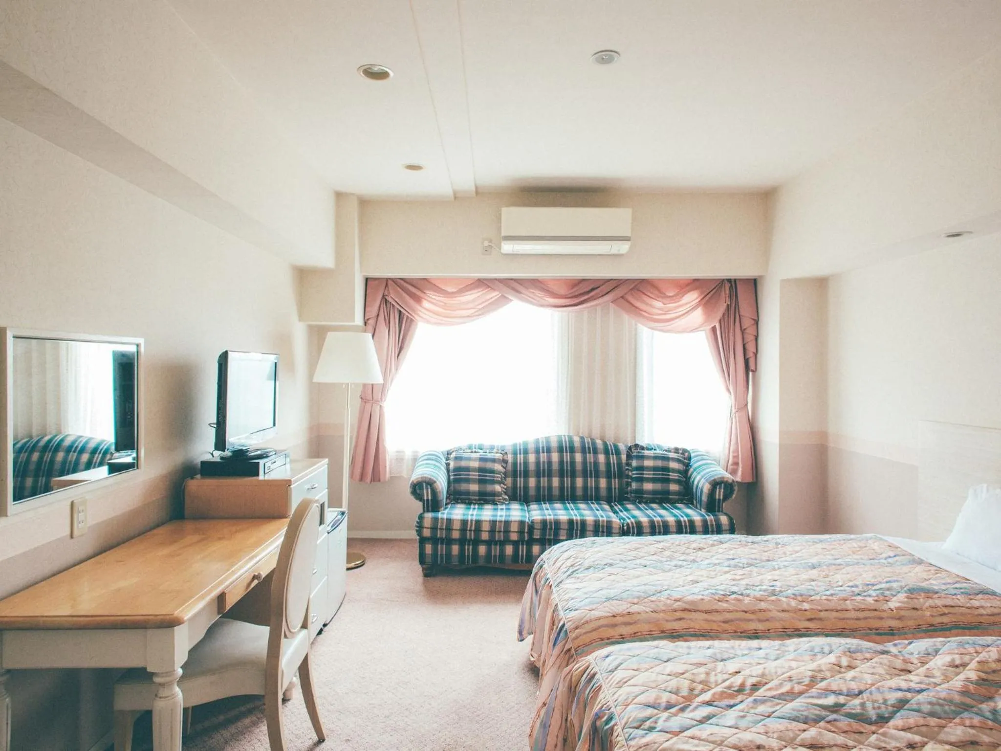 Photo of the whole room, Bed in Kanazawa Kokusai Hotel