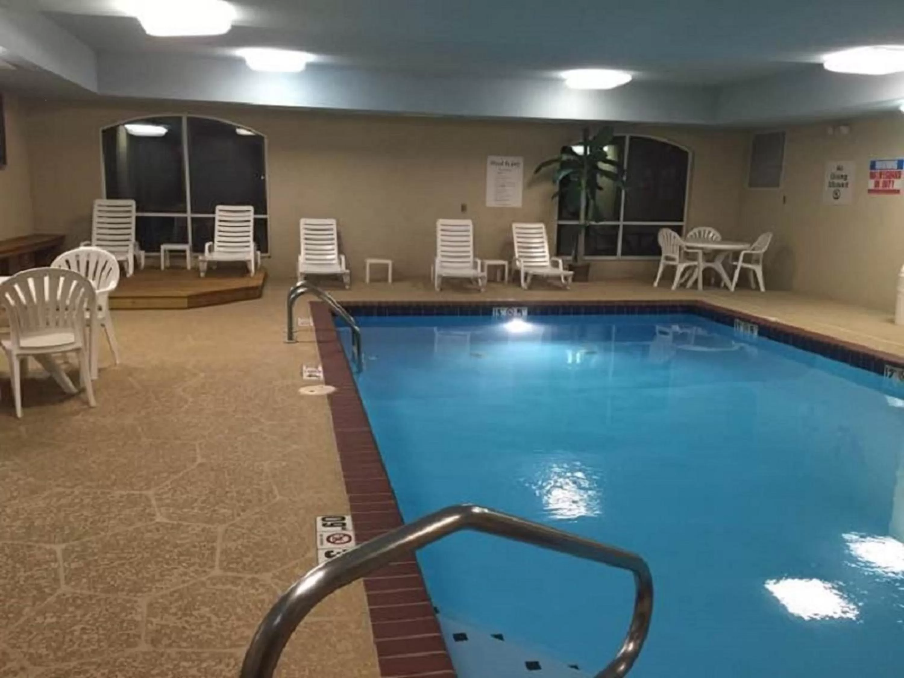 Swimming pool in Holiday Inn Express & Suites Malvern by IHG