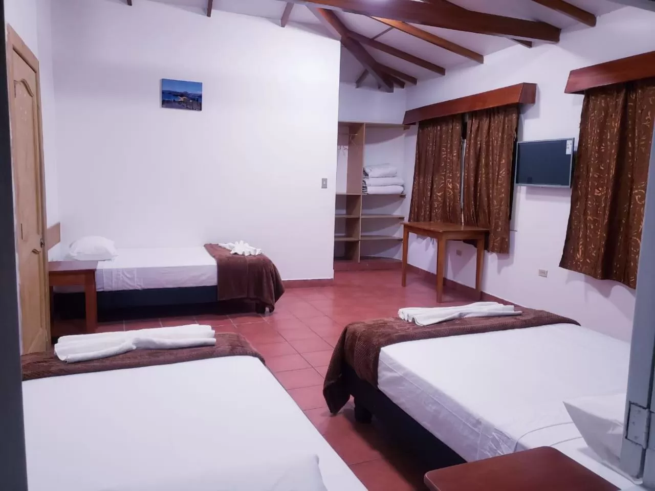 Photo of the whole room, Bed in Hotel Crossman