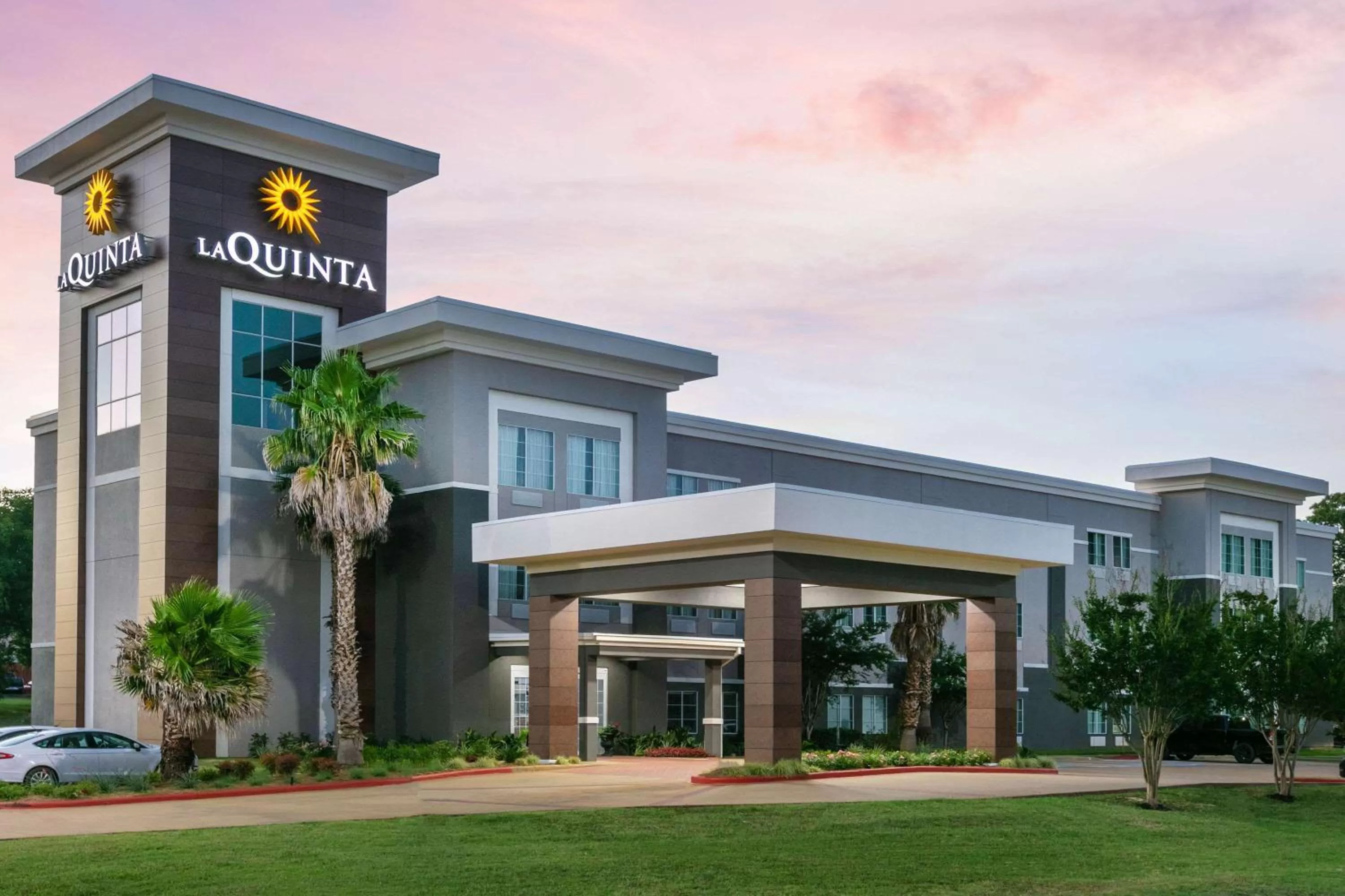 Property building in La Quinta by Wyndham Jacksonville, Texas
