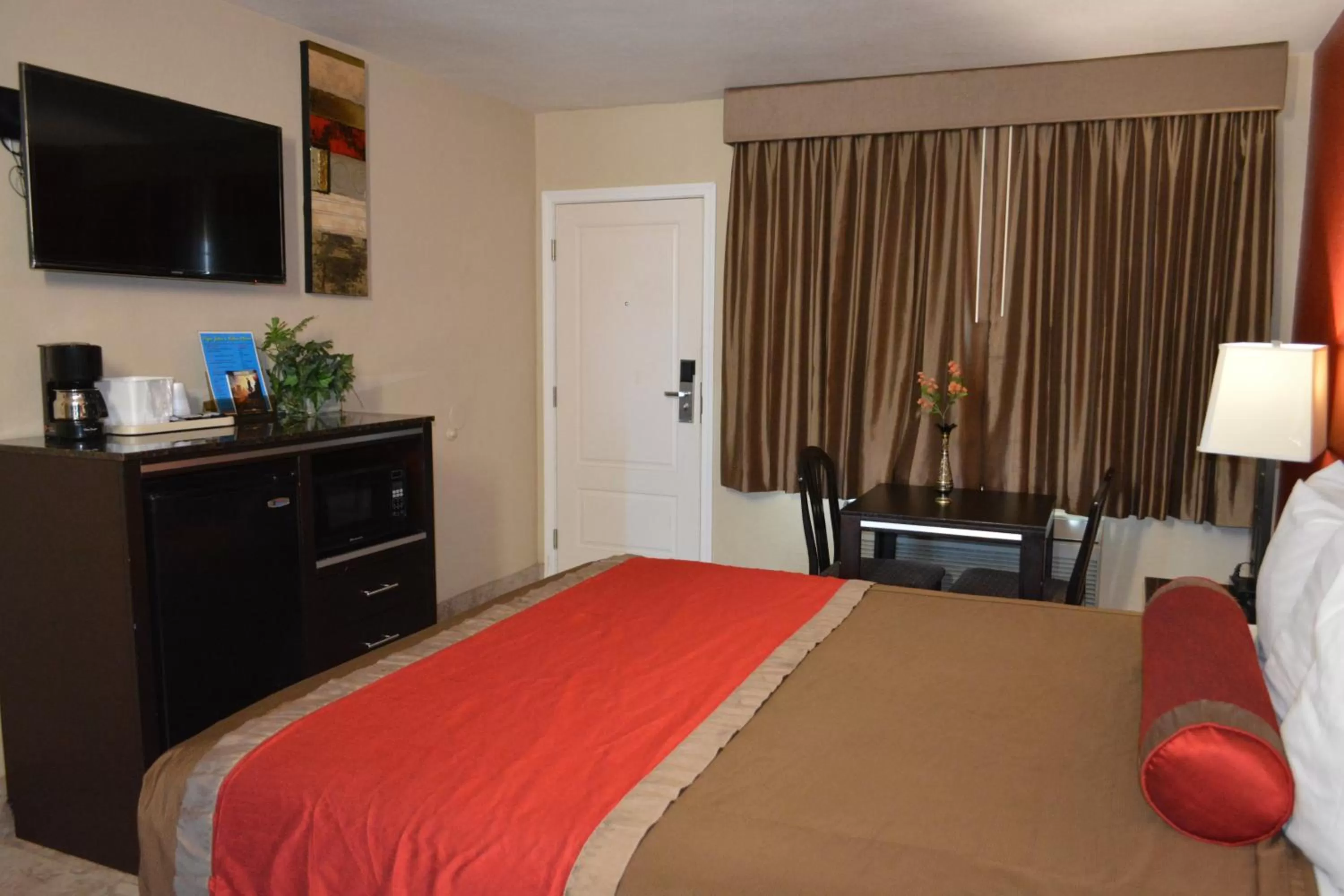 Bed in Harbor Inn & Suites Oceanside