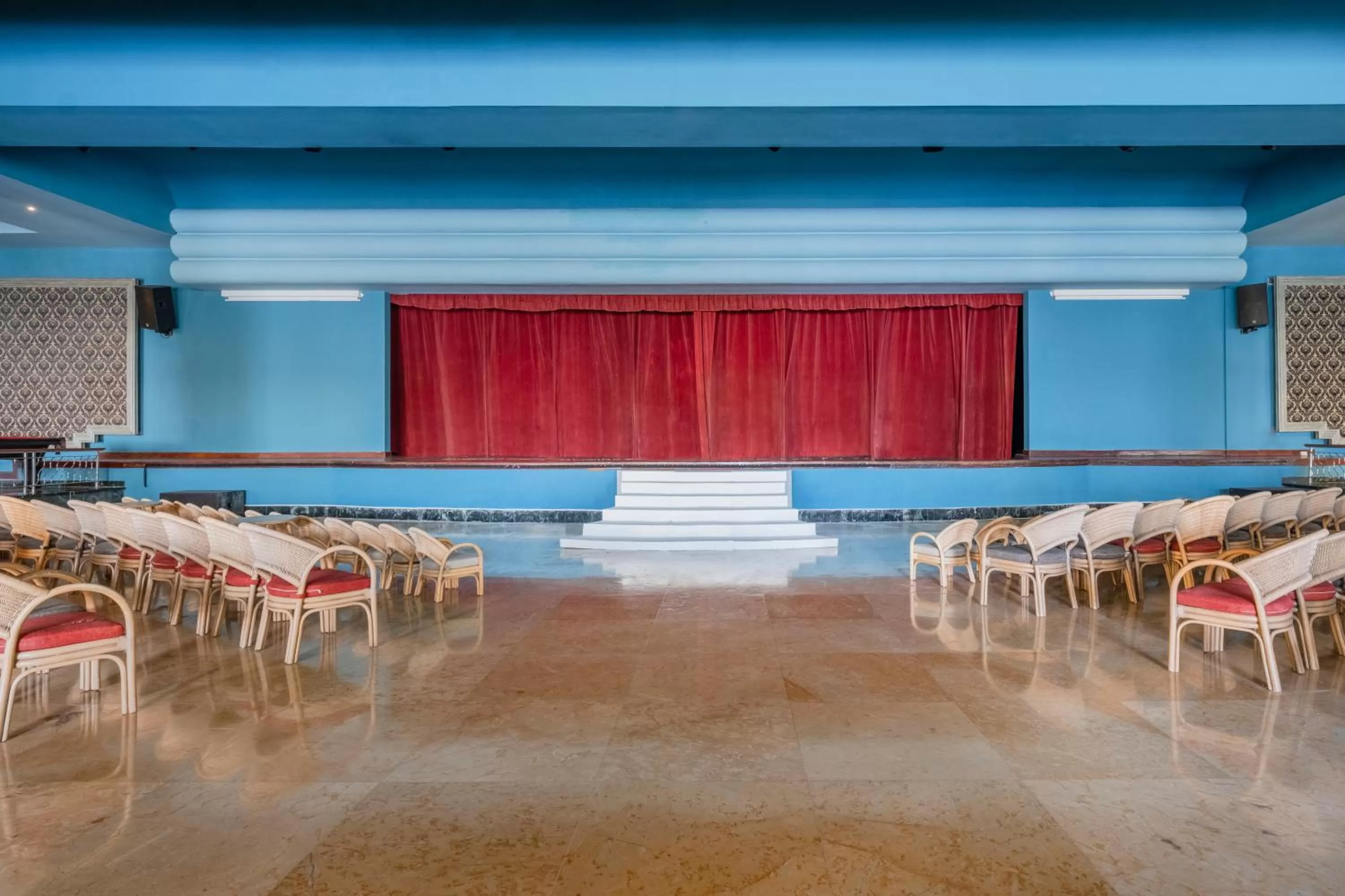 Entertainment in Iberostar Waves Rose Hall Beach - All Inclusive