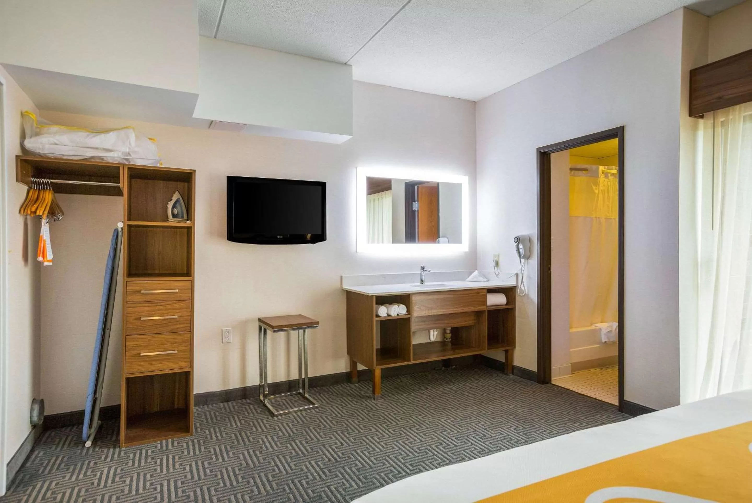 Bedroom, Bed in Quality Suites Lansing West