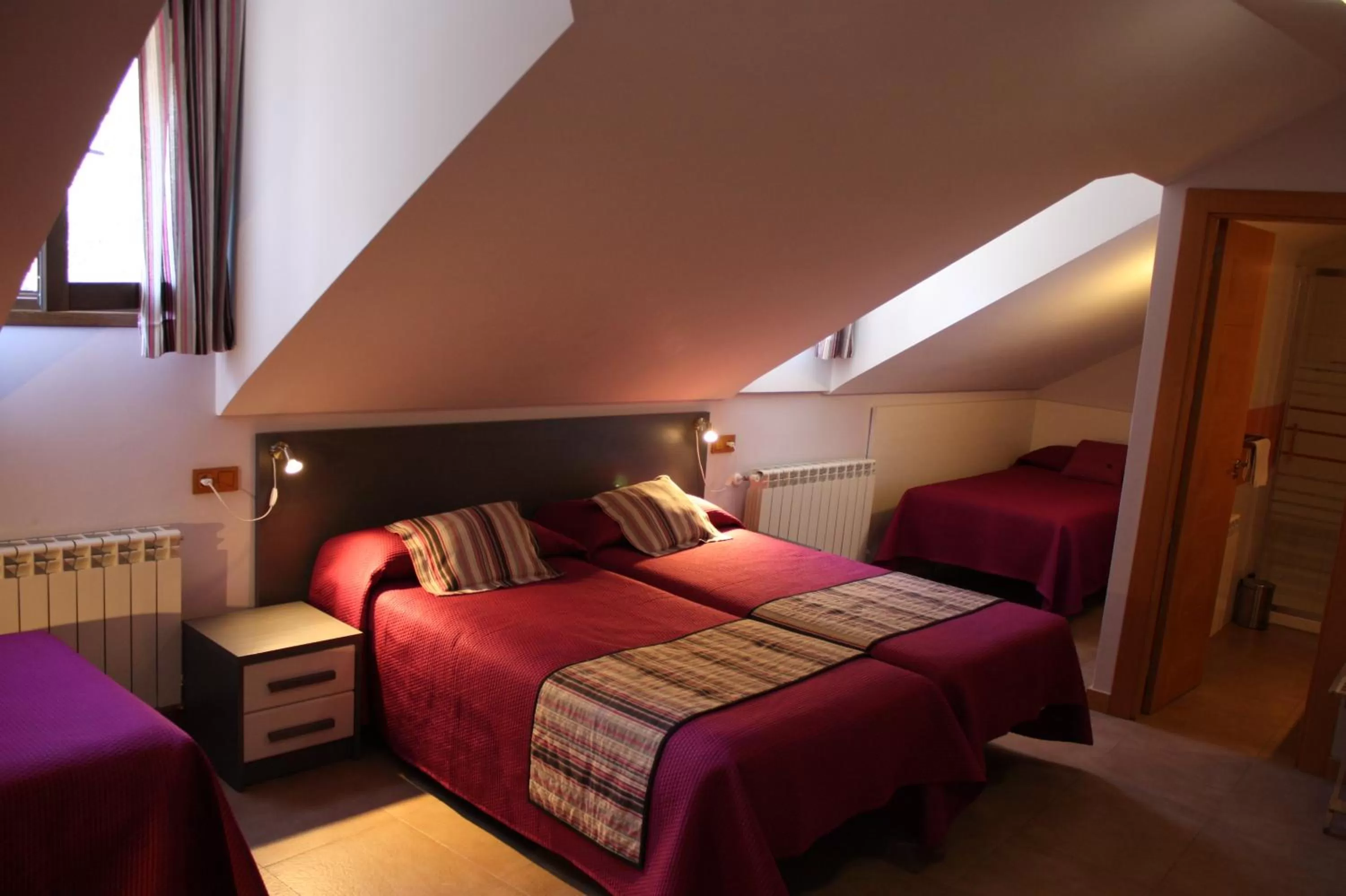 Food and drinks, Bed in Hostal La Ribera del Júcar