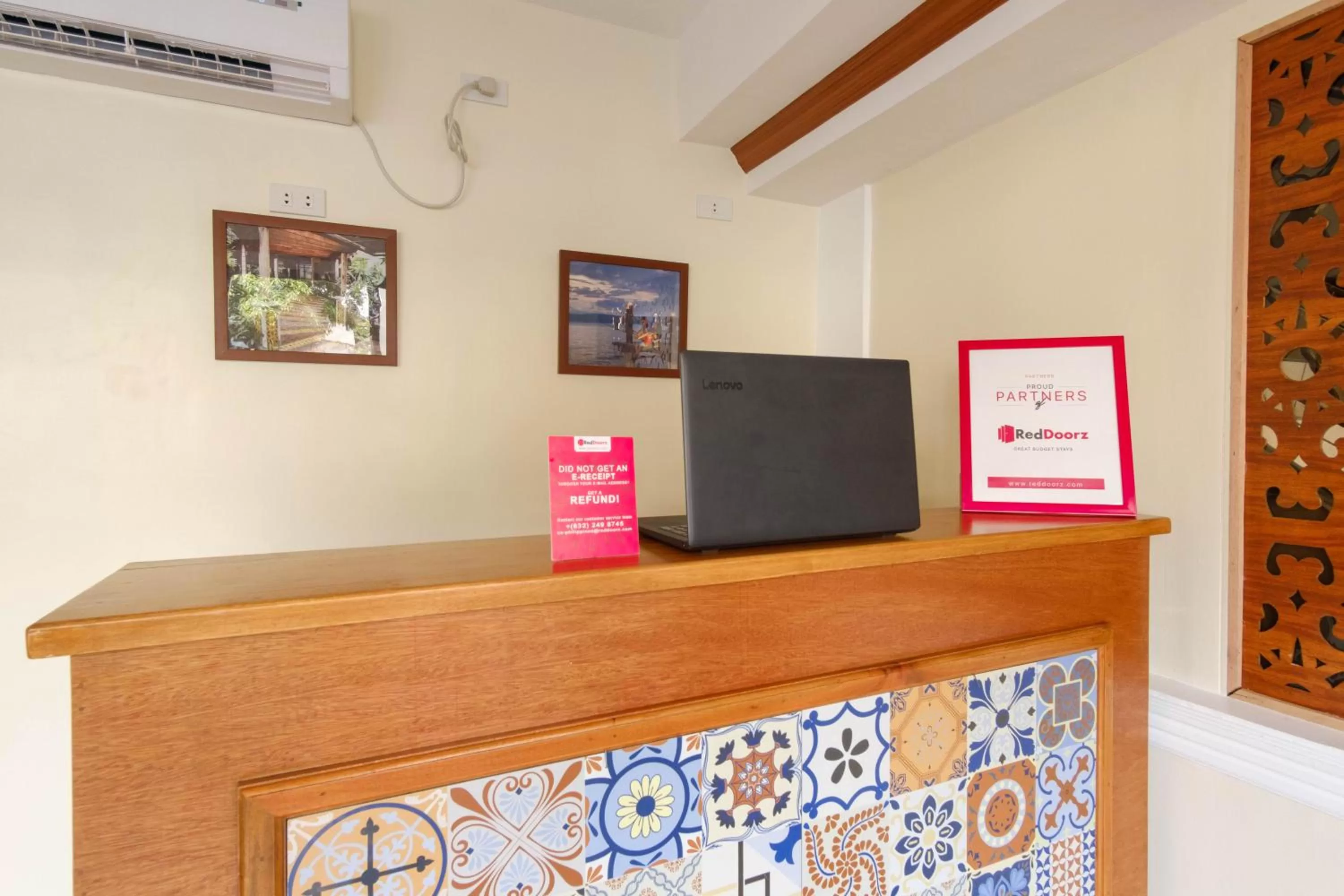 Lobby or reception in RedDoorz Plus near Johnson and Johnson Paranaque