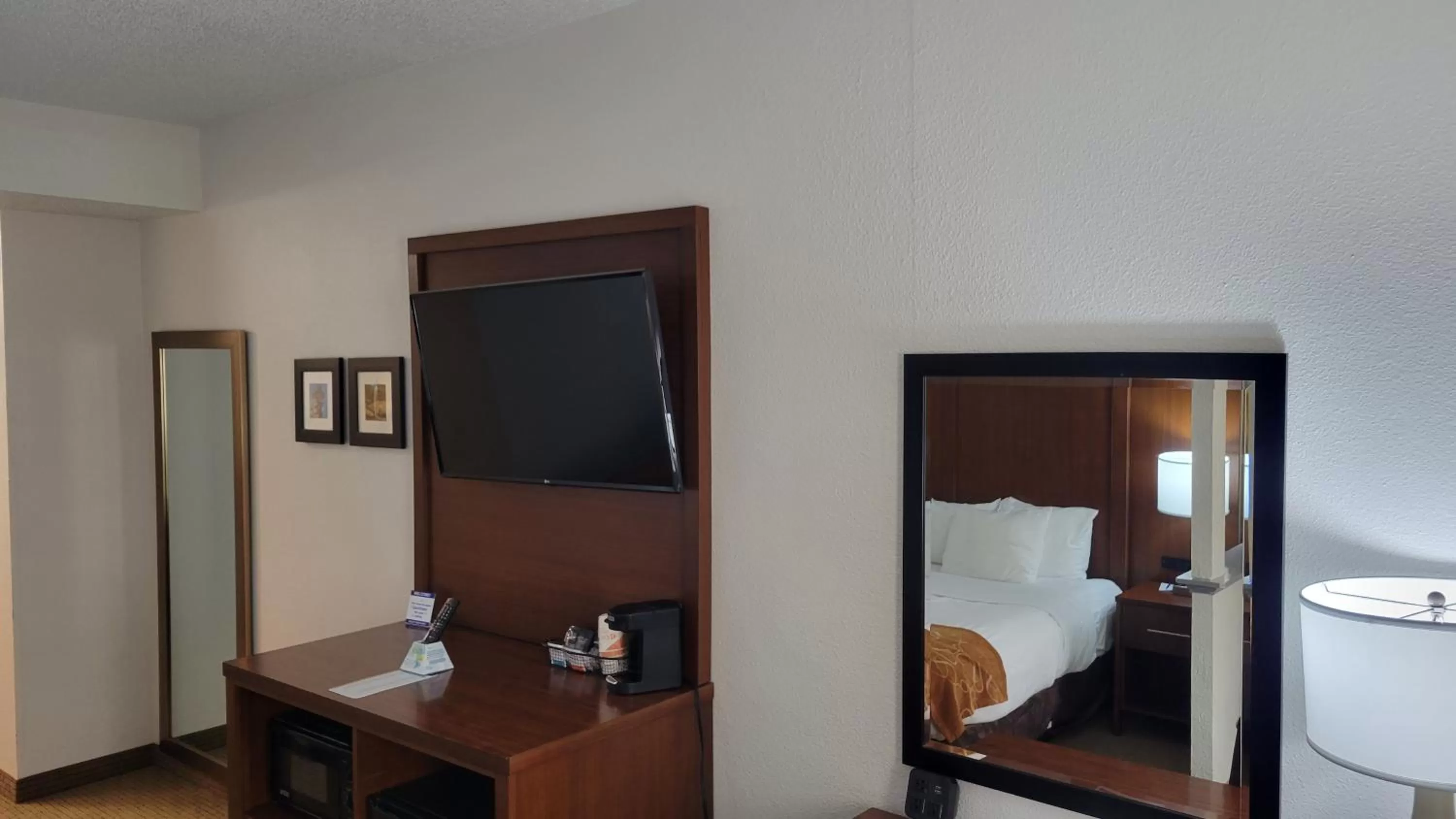 Bed in Comfort Suites Cumming-Atlanta near Northside Hospital Forsyth