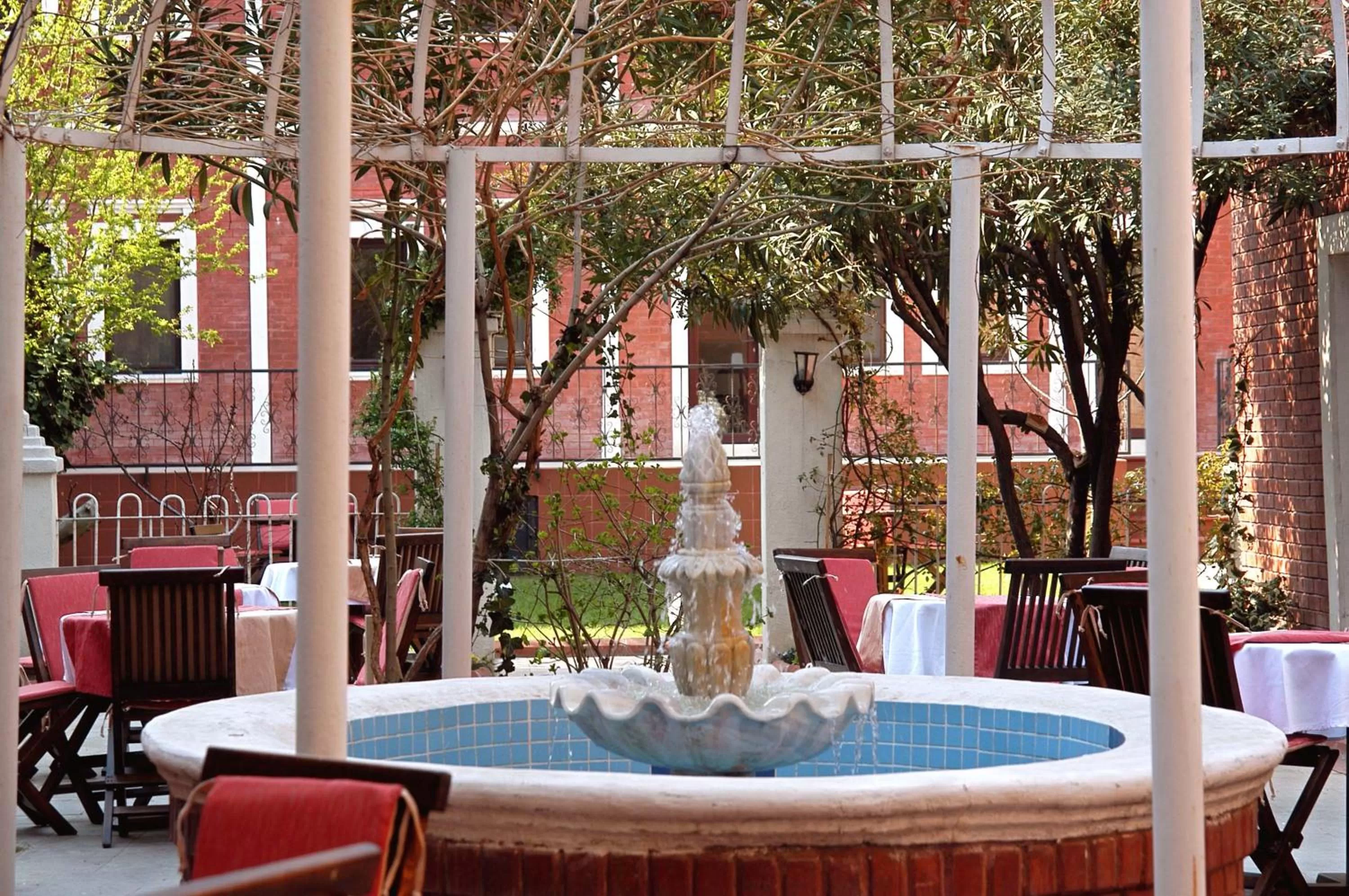 Communal lounge/ TV room in Kervansaray Canakkale Hotel - Special Category