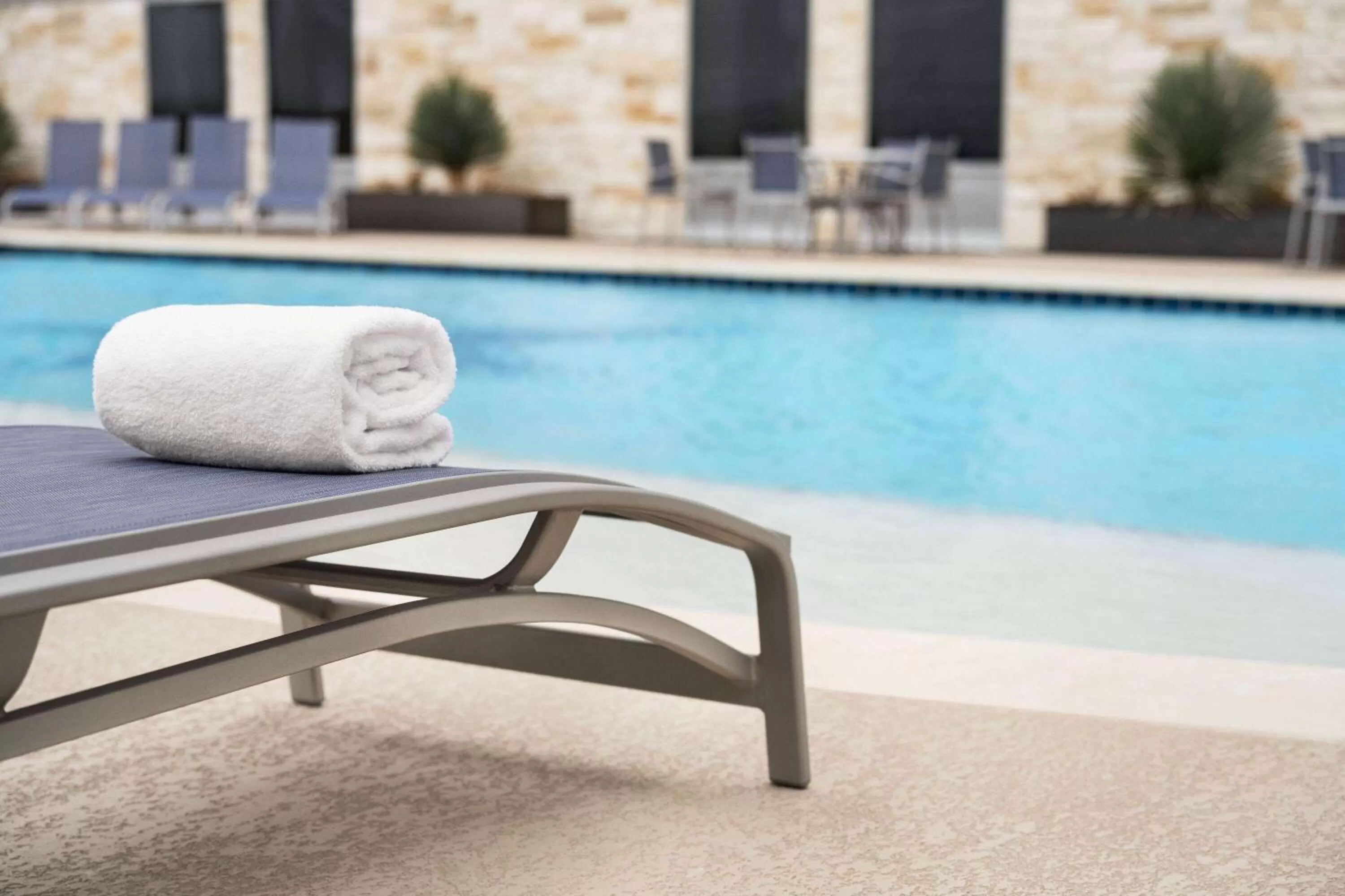 Swimming pool in La Quinta Inn & Suites by Wyndham Del Rio