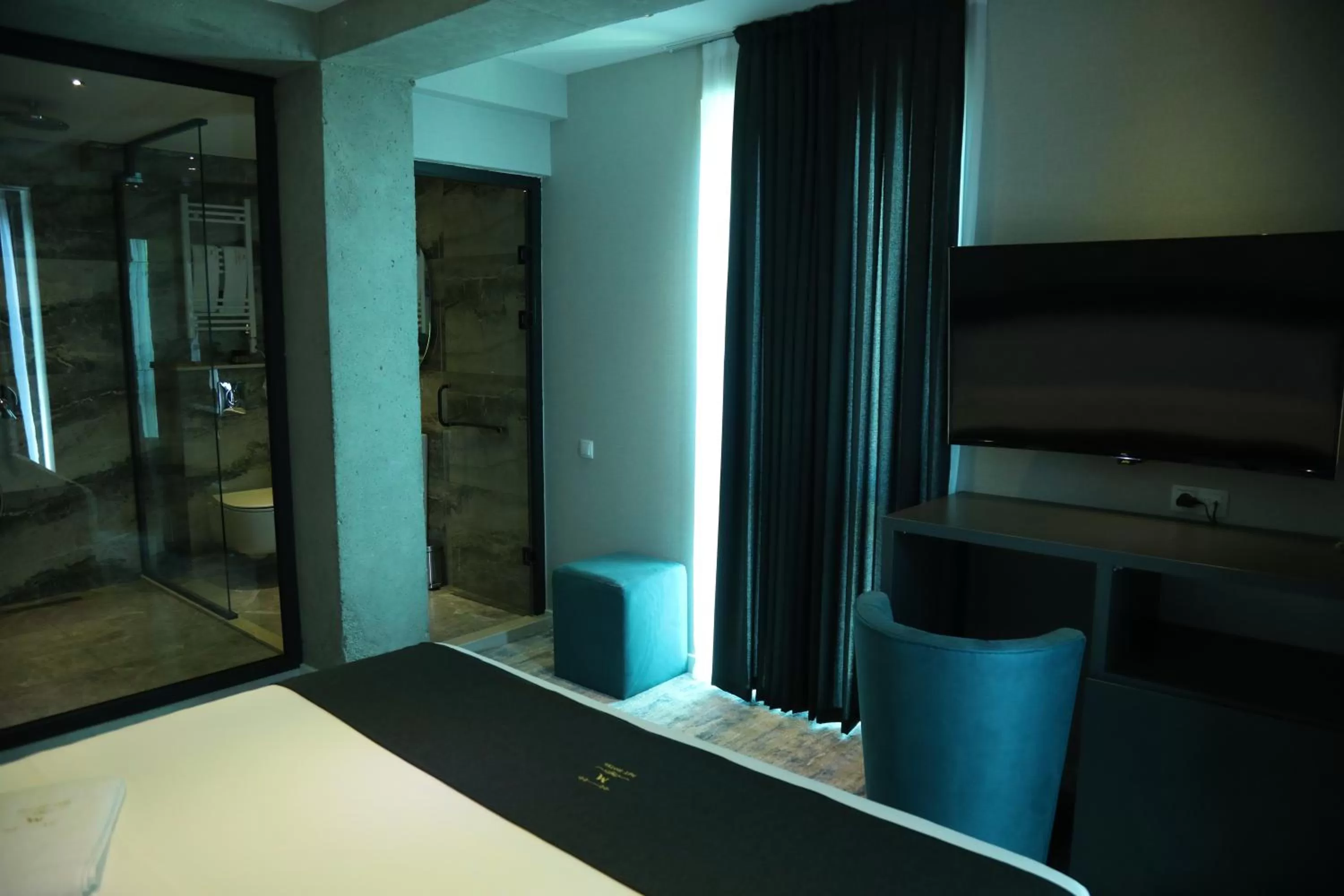 Communal lounge/ TV room, TV/Entertainment Center in Mit Hotel Tbilisi