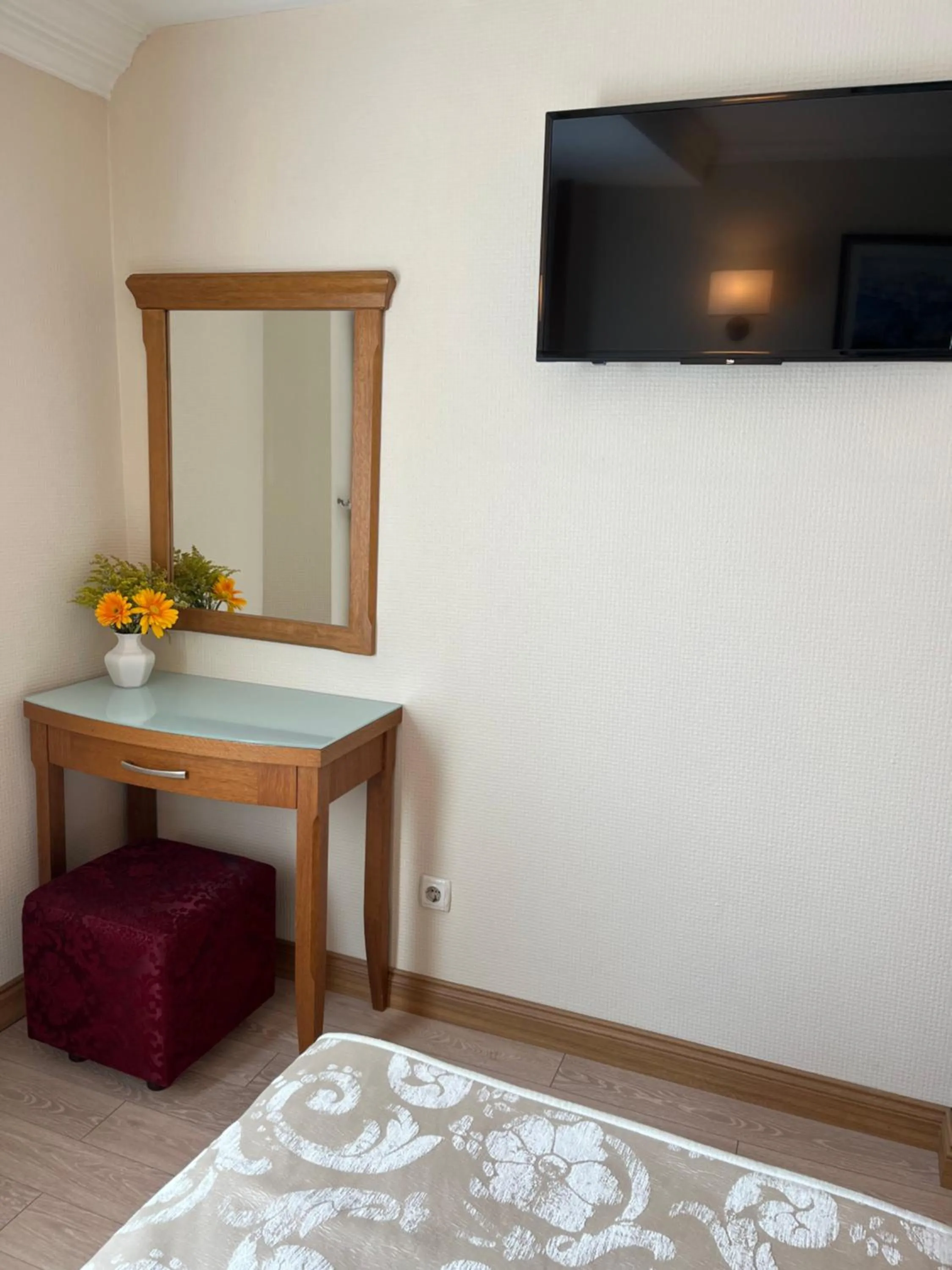 hair dresser, TV/Entertainment Center in Yavuz Hotel