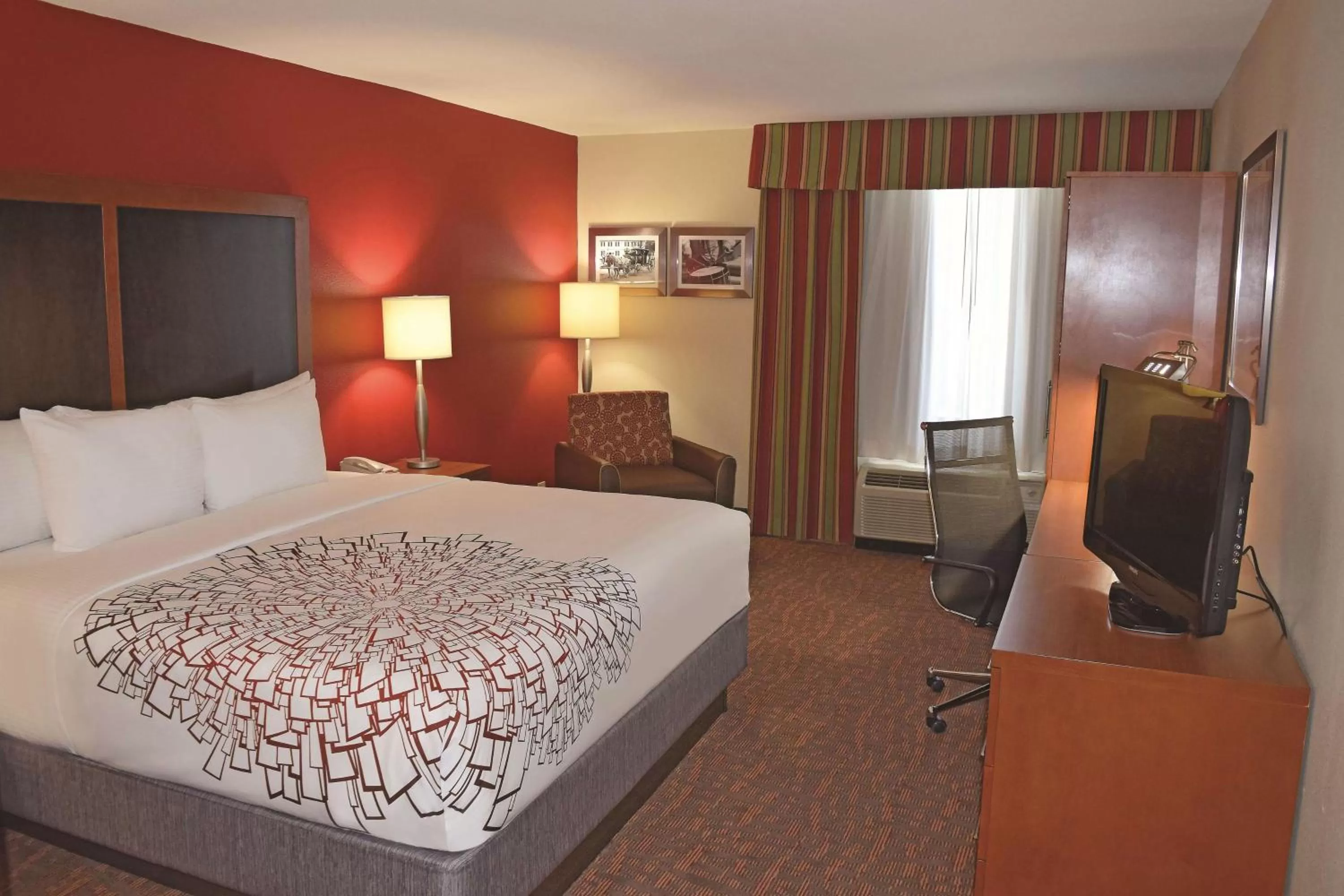 Photo of the whole room, Bed in La Quinta by Wyndham Williamsburg Historic Area