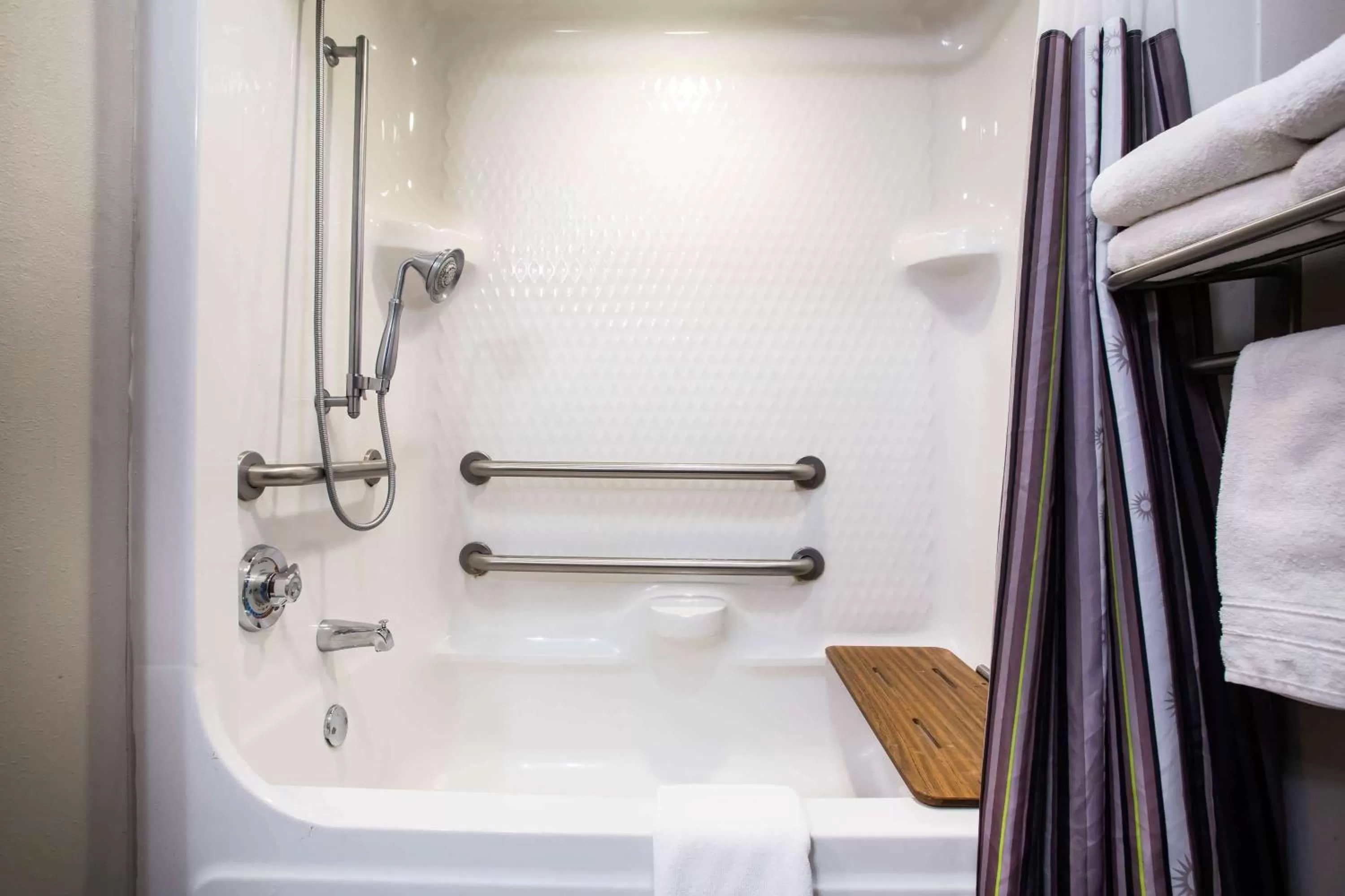 Bathroom in La Quinta Inn & Suits by Wyndham Pontoon Beach IL