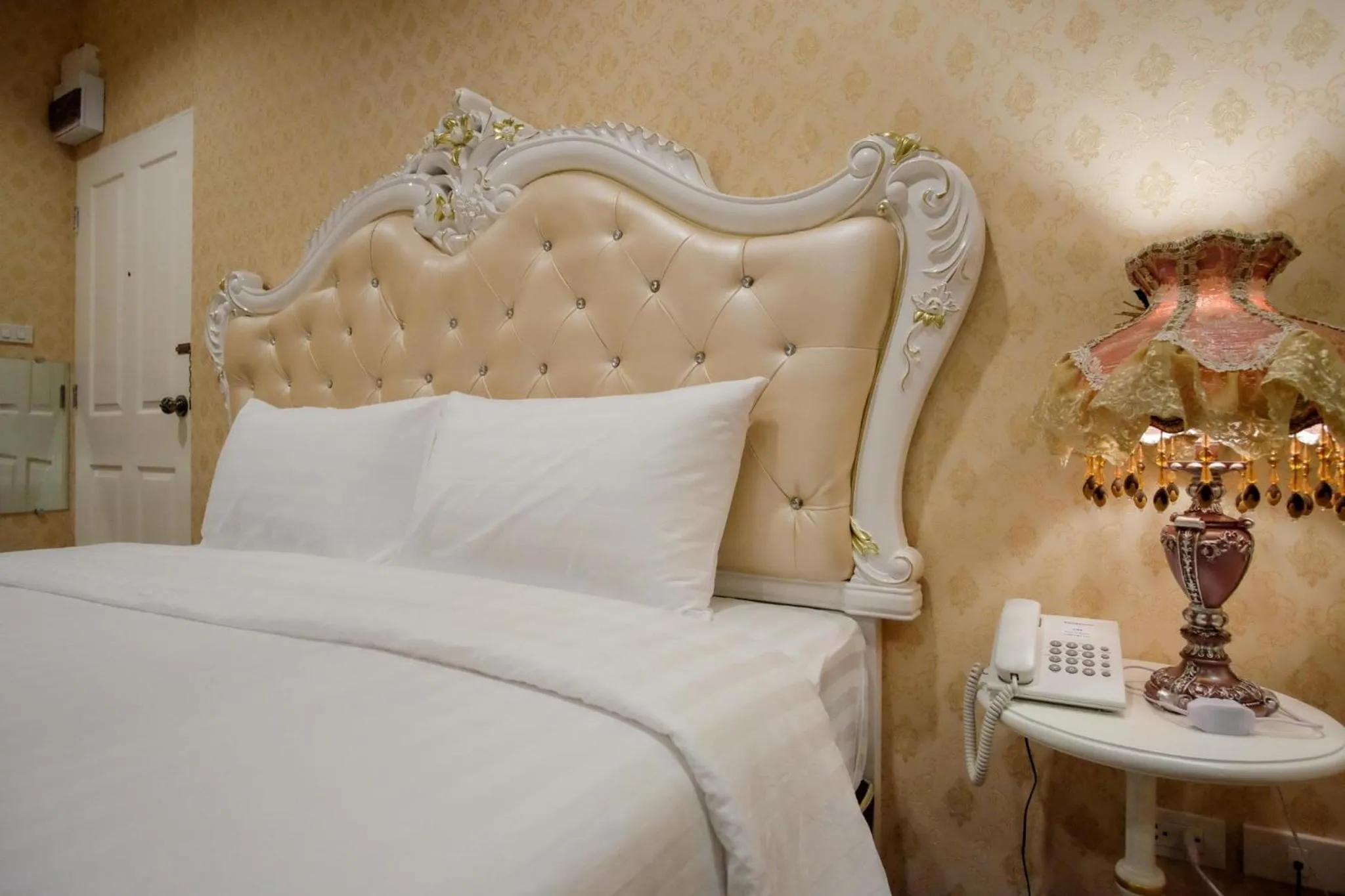 Bed in The O-Zone Airport Inn