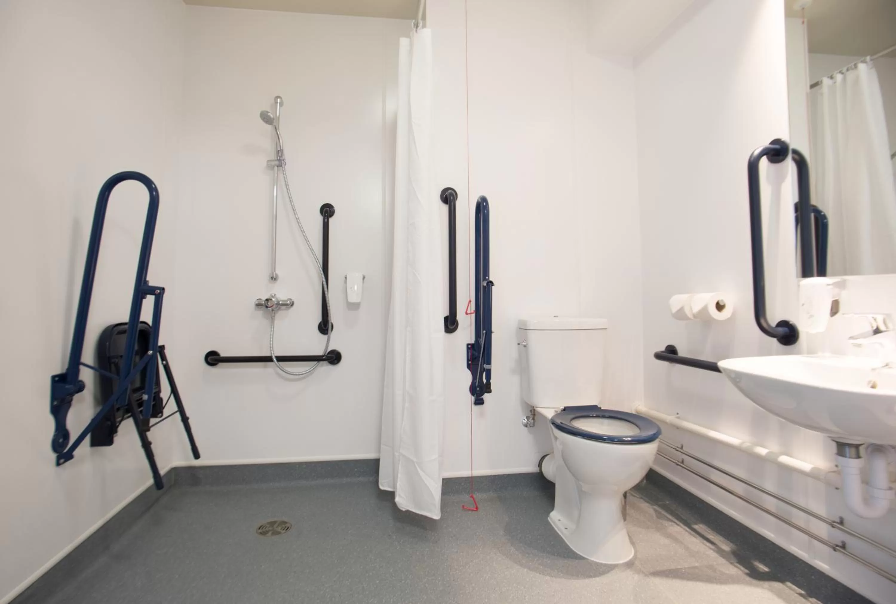 Bathroom in Sweet Chestnut, Dunfermline by Marston's Inns