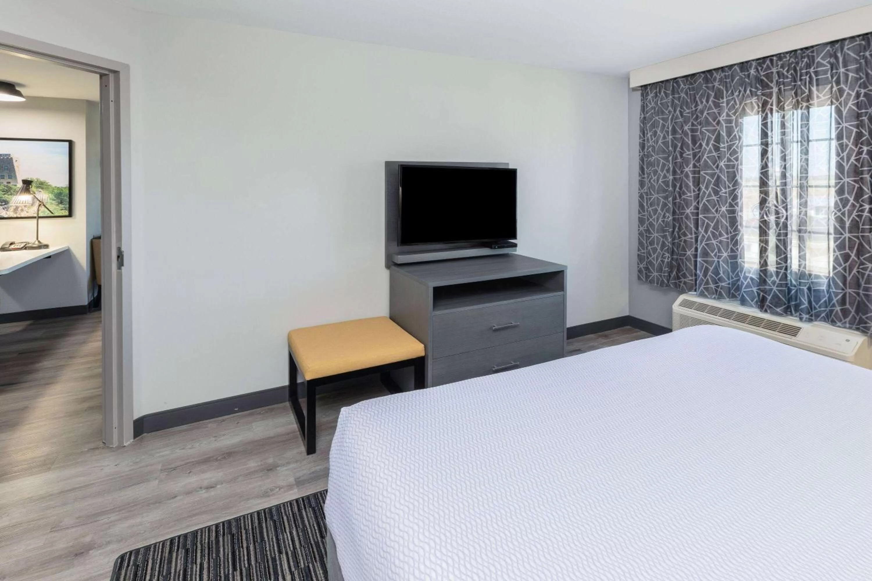 Photo of the whole room, Bed in La Quinta Inn & Suites by Wyndham Ardmore