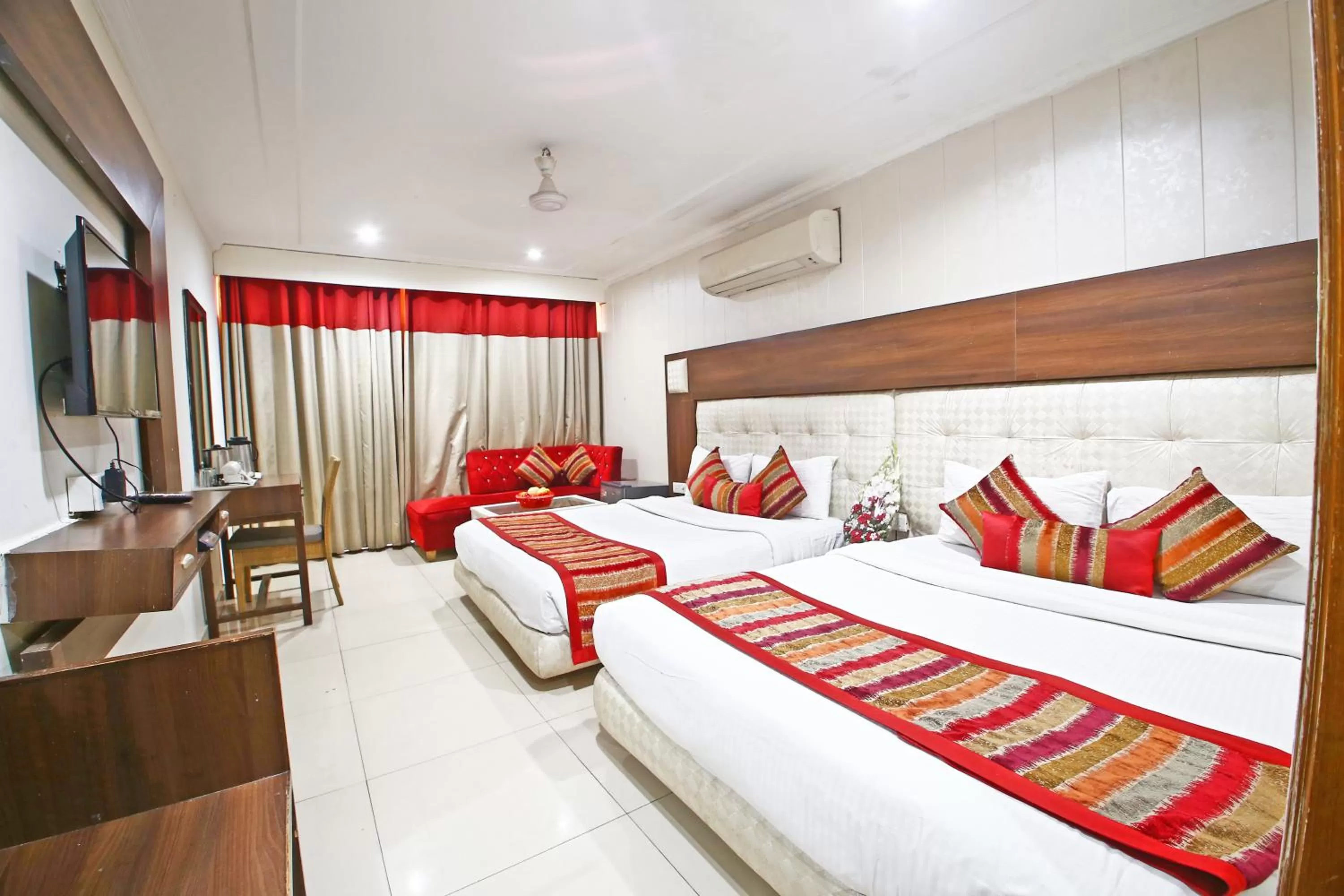 Photo of the whole room, Bed in Hotel Diamond Plaza