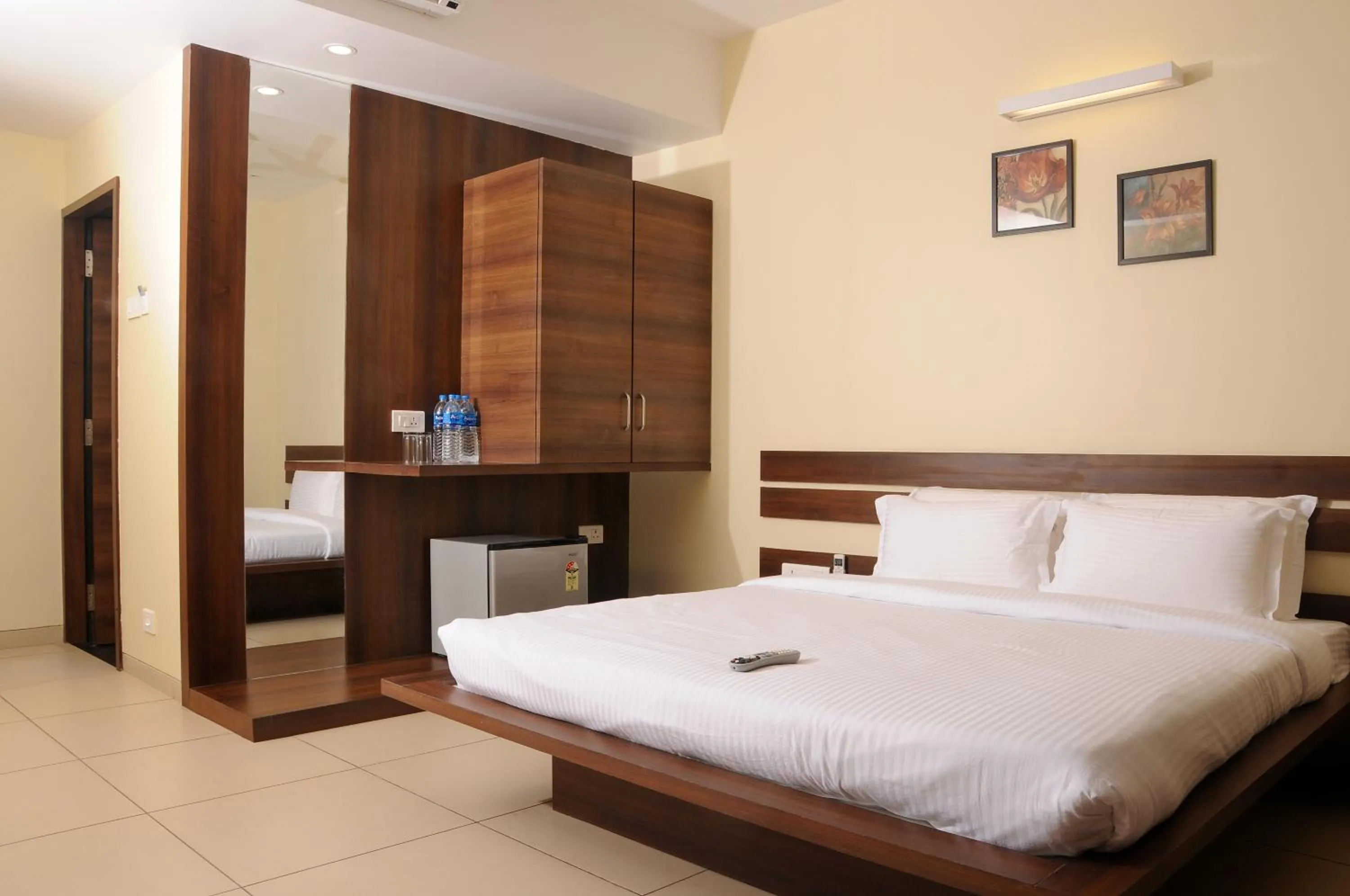 Restaurant/places to eat, Bed in Hotel 3 Leaves NEAR CENTRAL BUS STAND