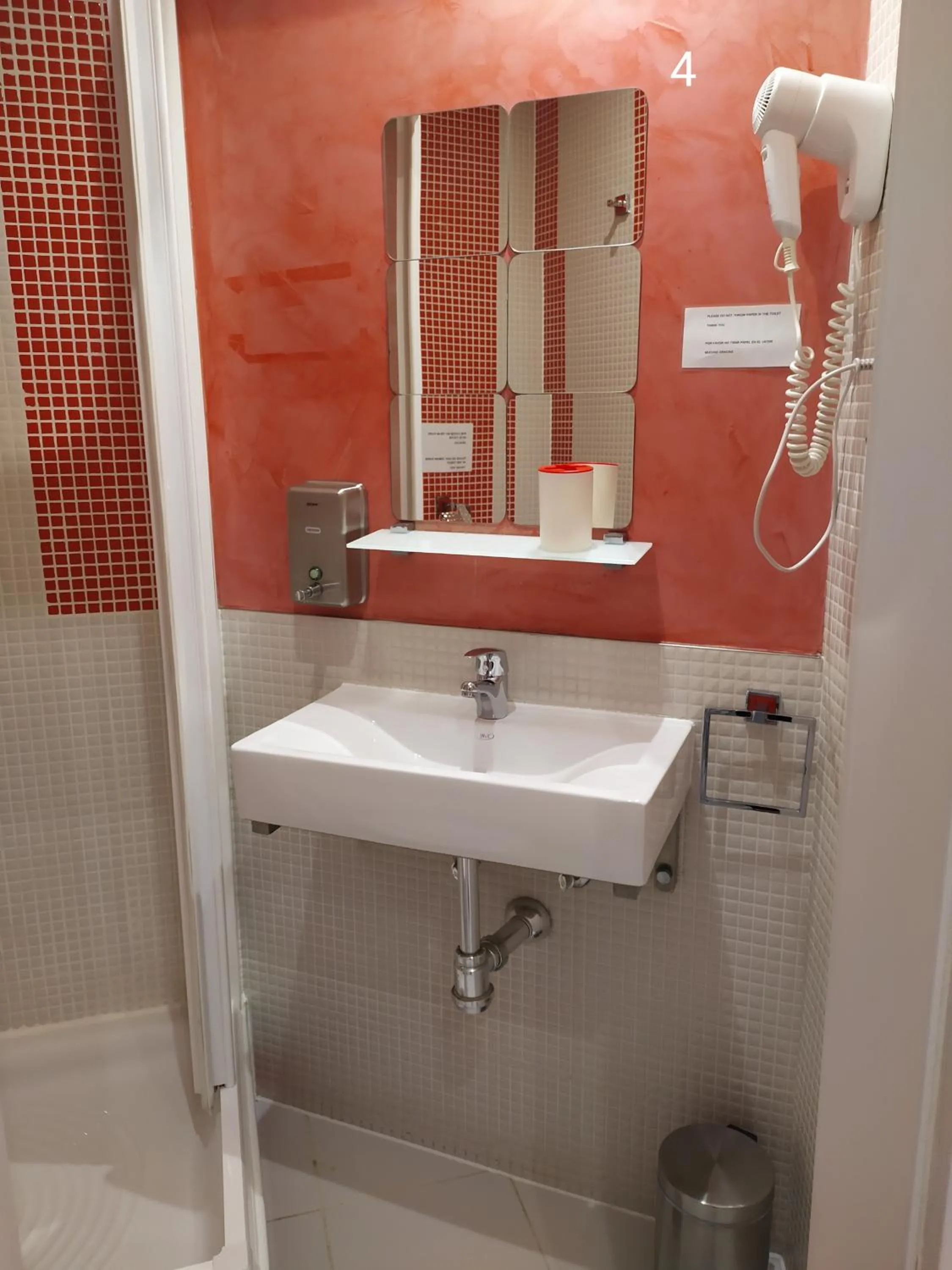 Bathroom in Hostal Inn Madrid