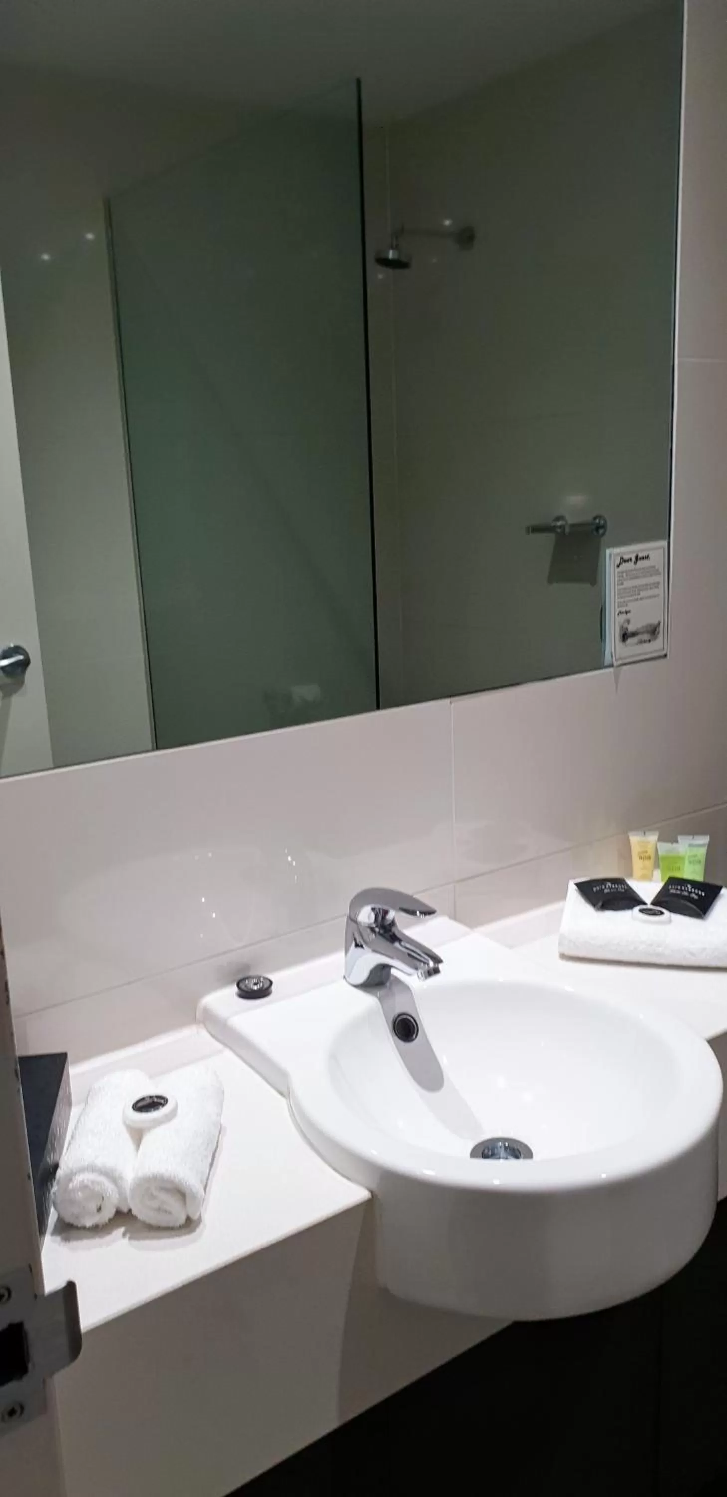 Bathroom in Hogans Motel