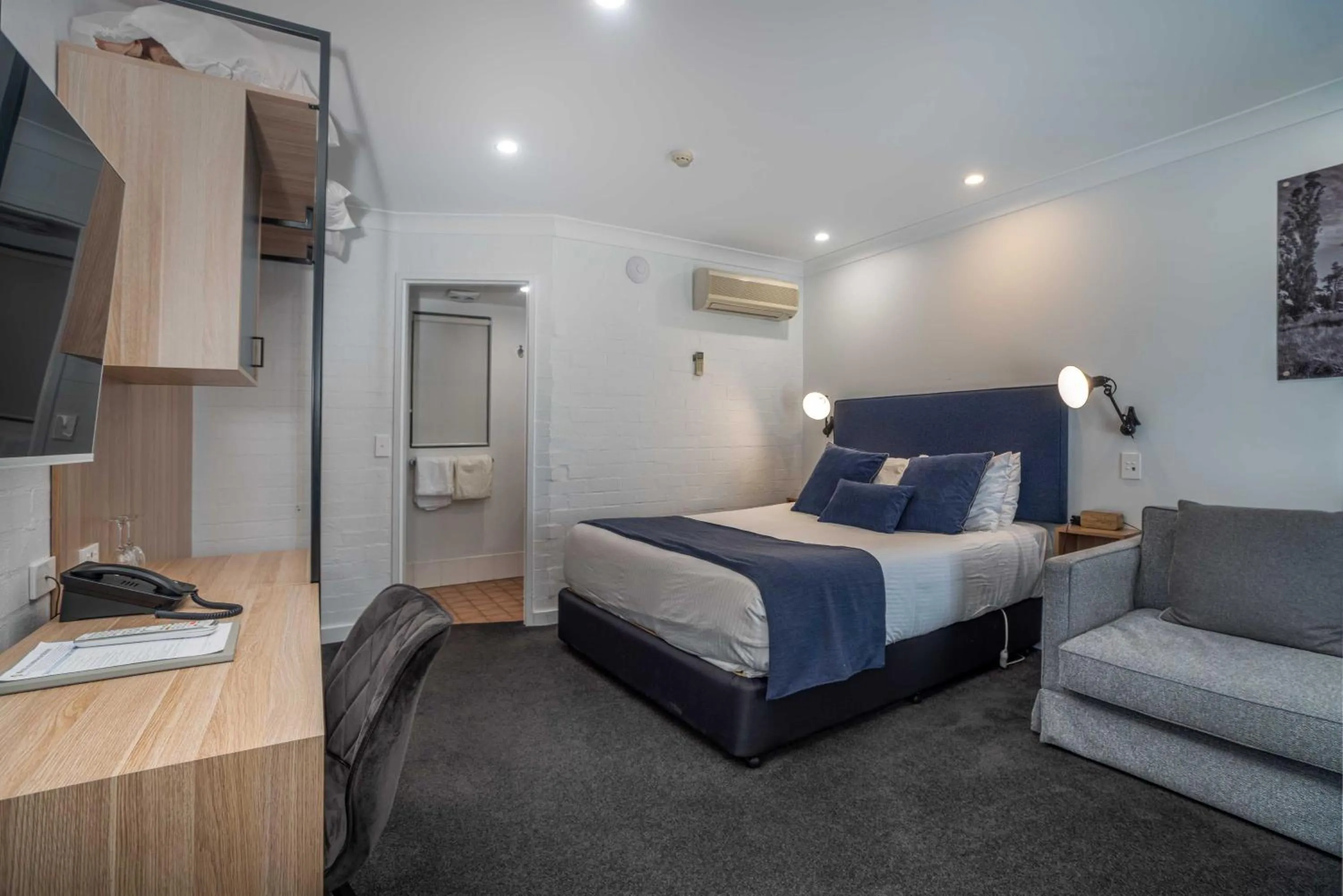 Photo of the whole room, Bed in Town Square Motel