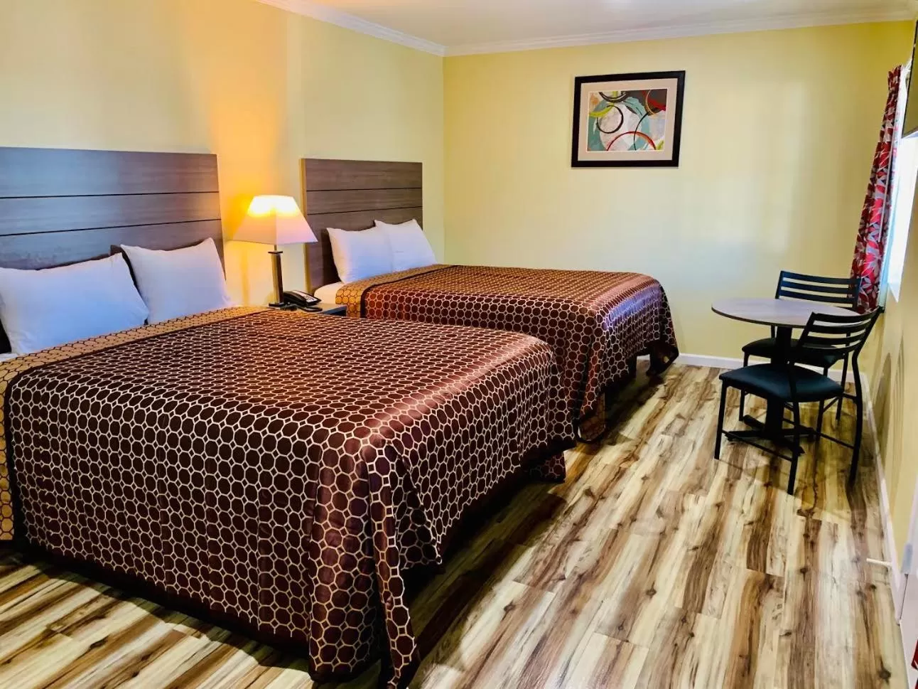 Photo of the whole room, Bed in Central Coast Inn Cayucos