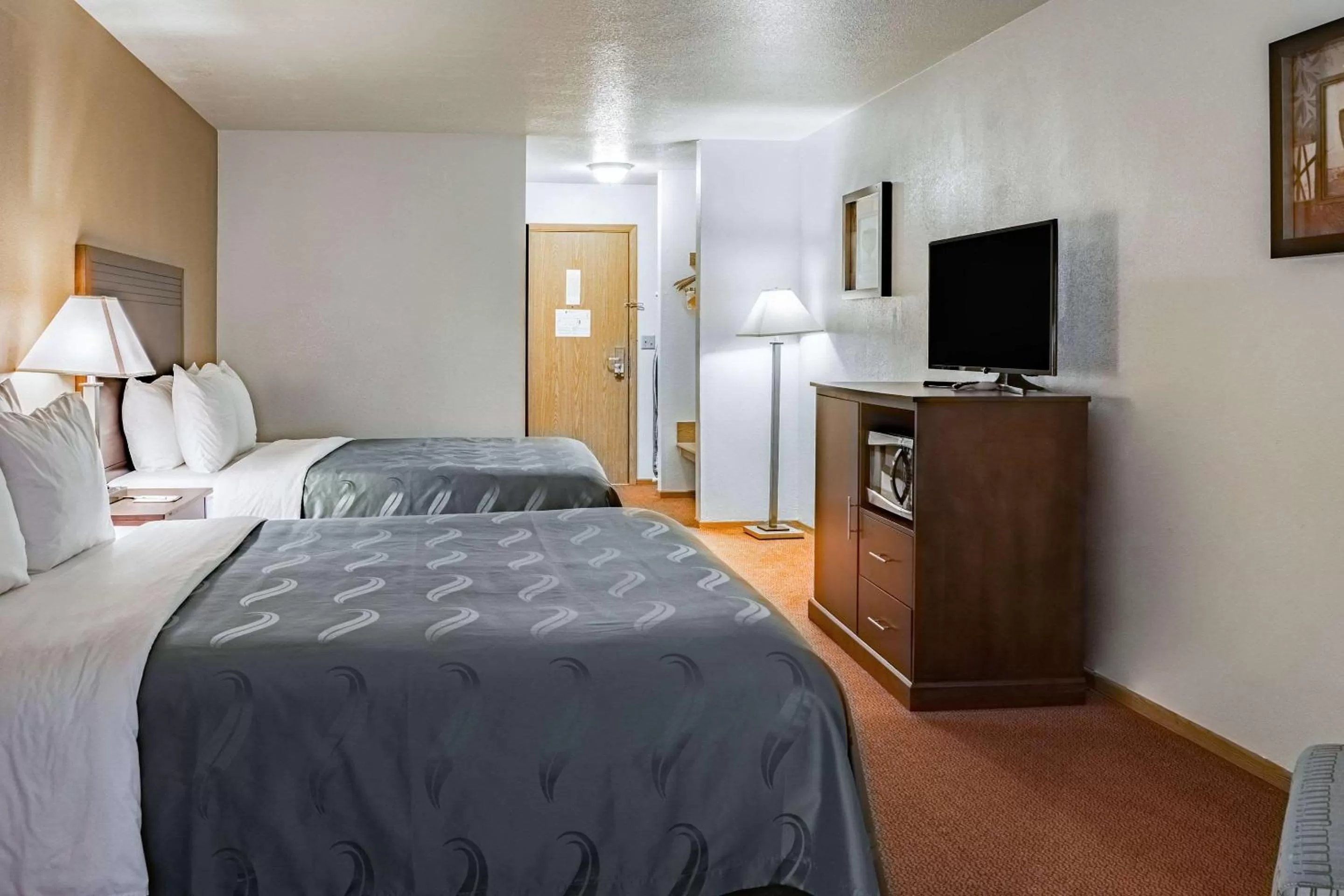 Photo of the whole room, Bed in Quality Inn & Suites Vancouver North