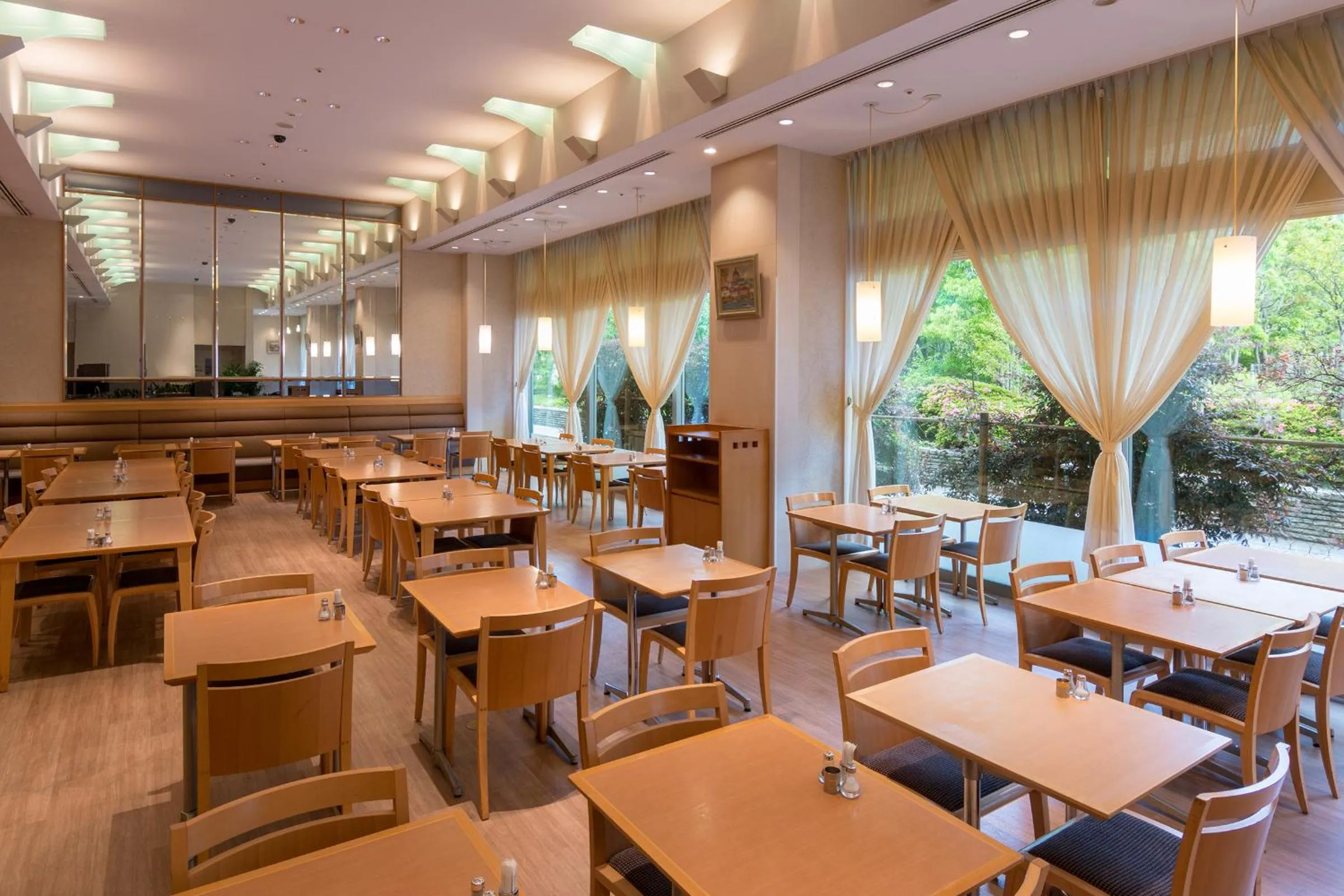 Restaurant/places to eat in Toshi Center Hotel
