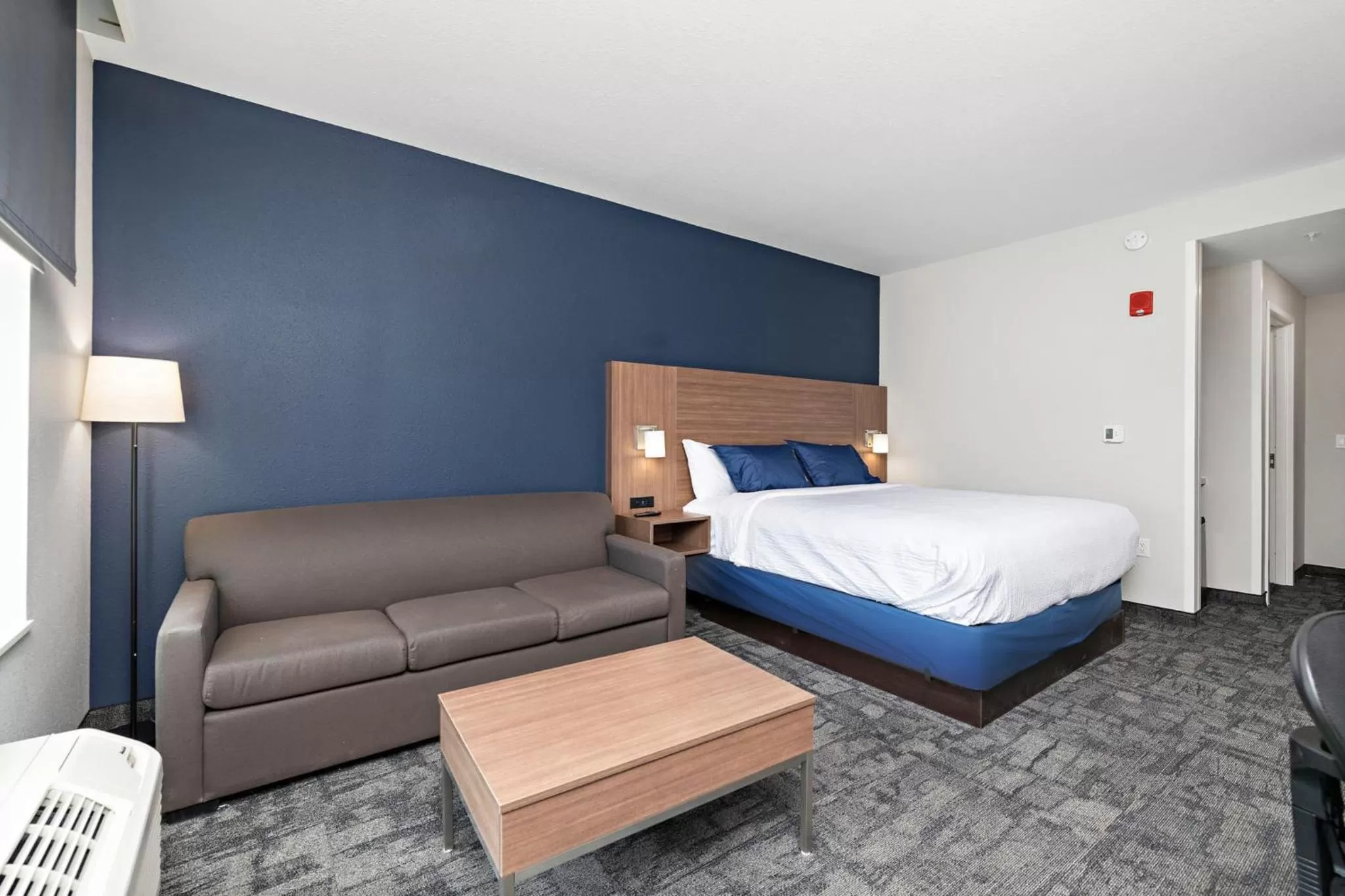 Photo of the whole room, Bed in Holiday Inn Express Kansas City North Parkville by IHG