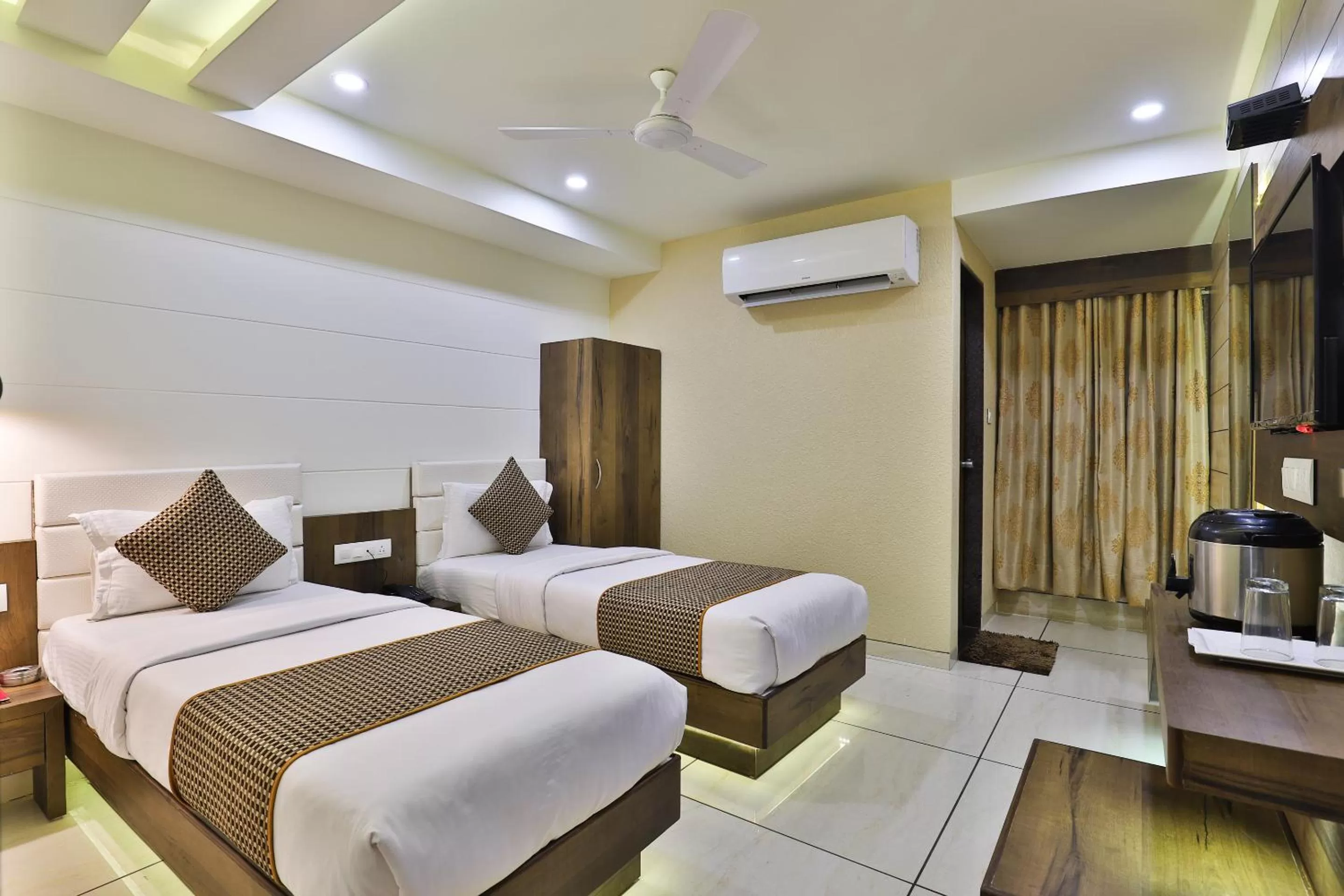 Photo of the whole room, Bed in Hotel Pearl