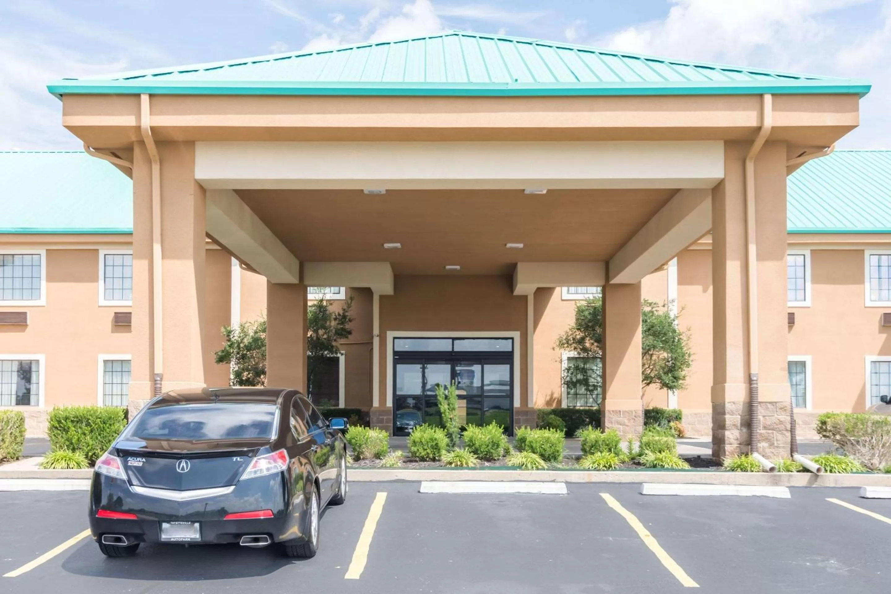 Property building in Quality Inn & Suites of Alma - Northeast from Fort Smith