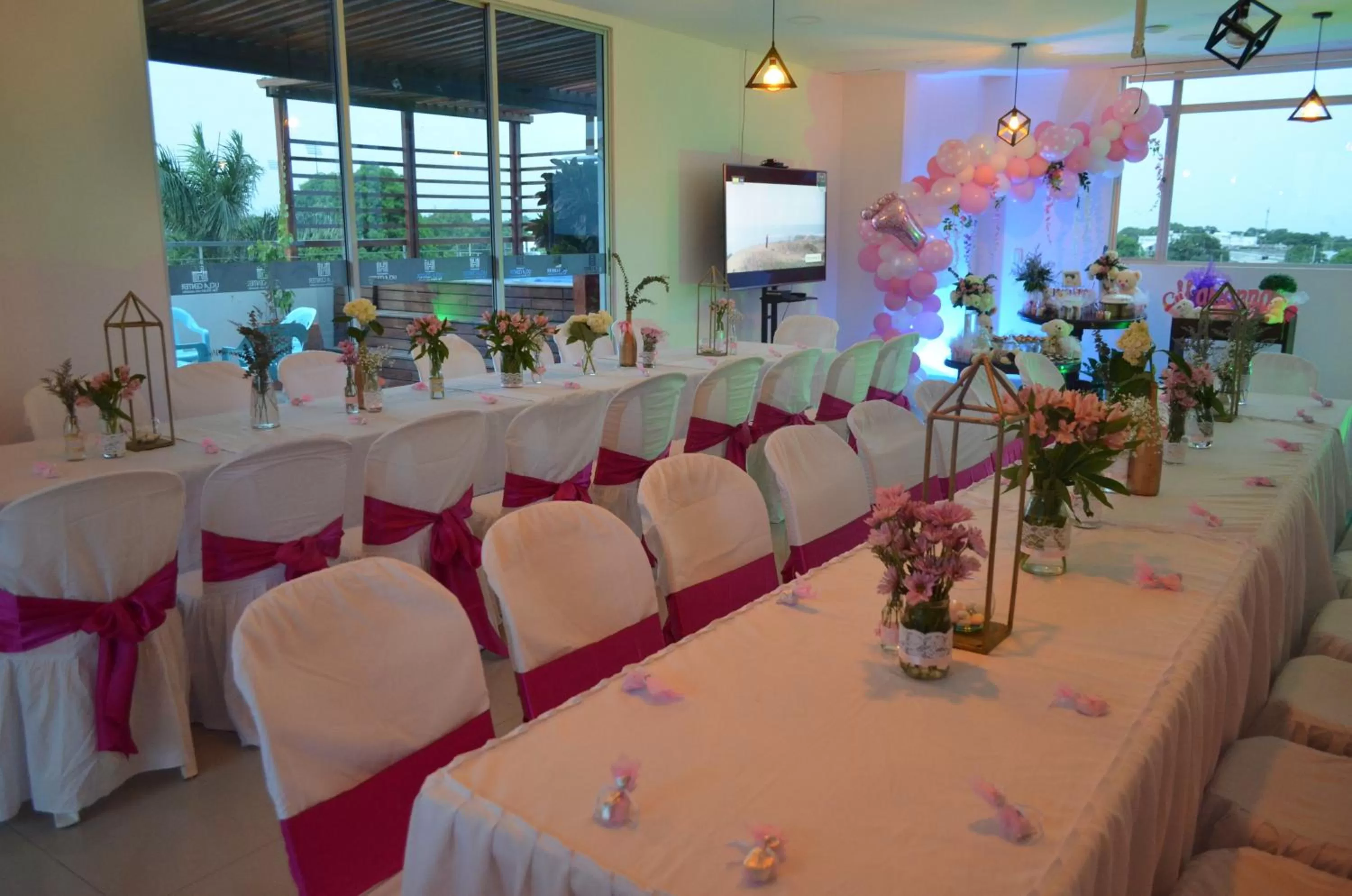 Restaurant/places to eat in Hotel Ucla Center