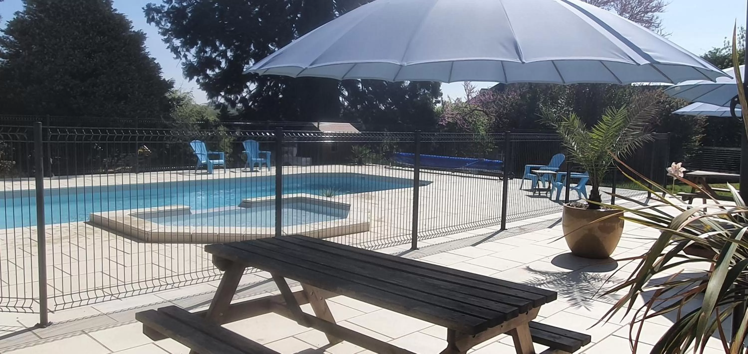 Swimming pool in Cosy Er Lann Chambres d'Hôtes