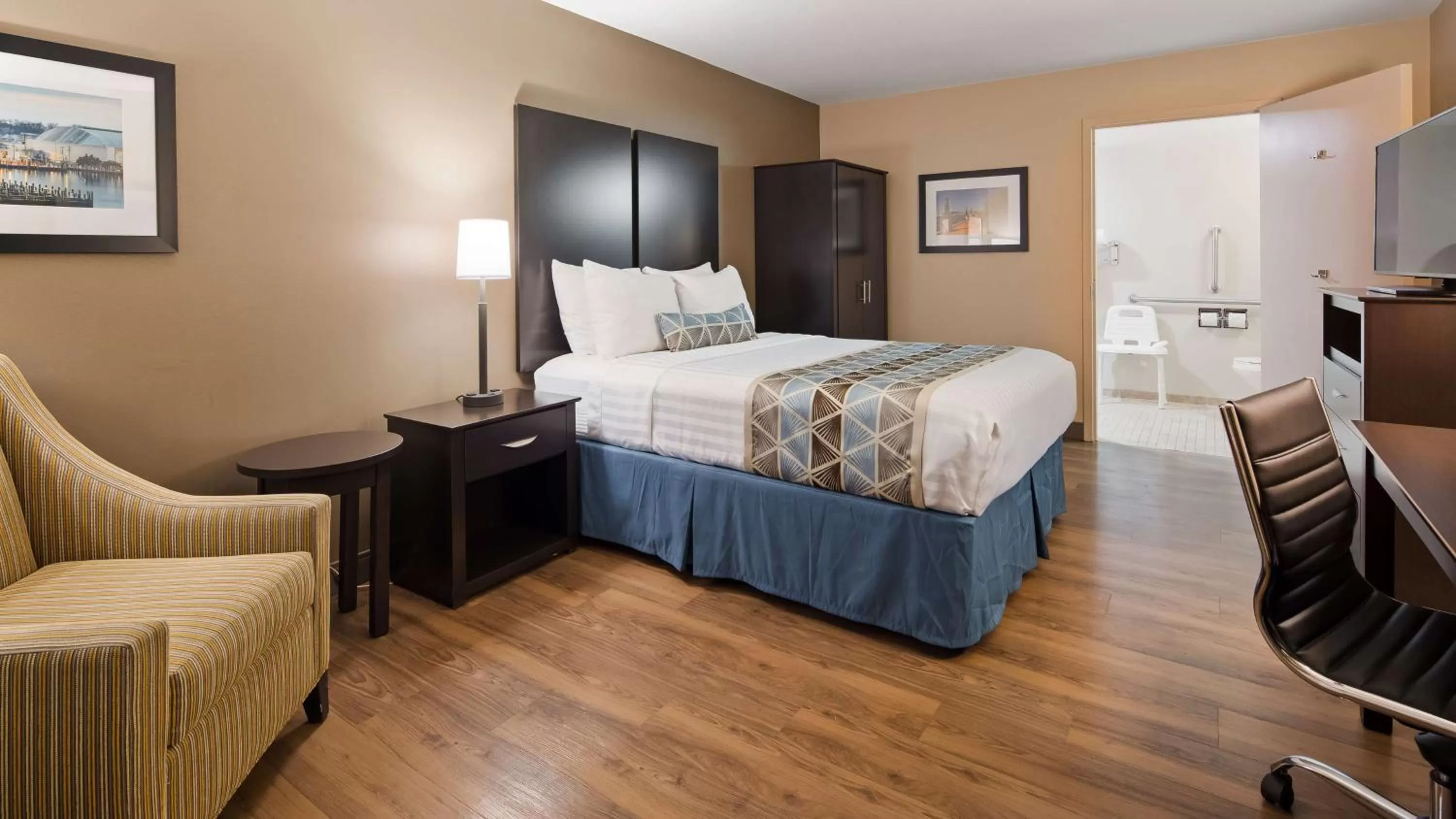 Bed in Best Western Annapolis