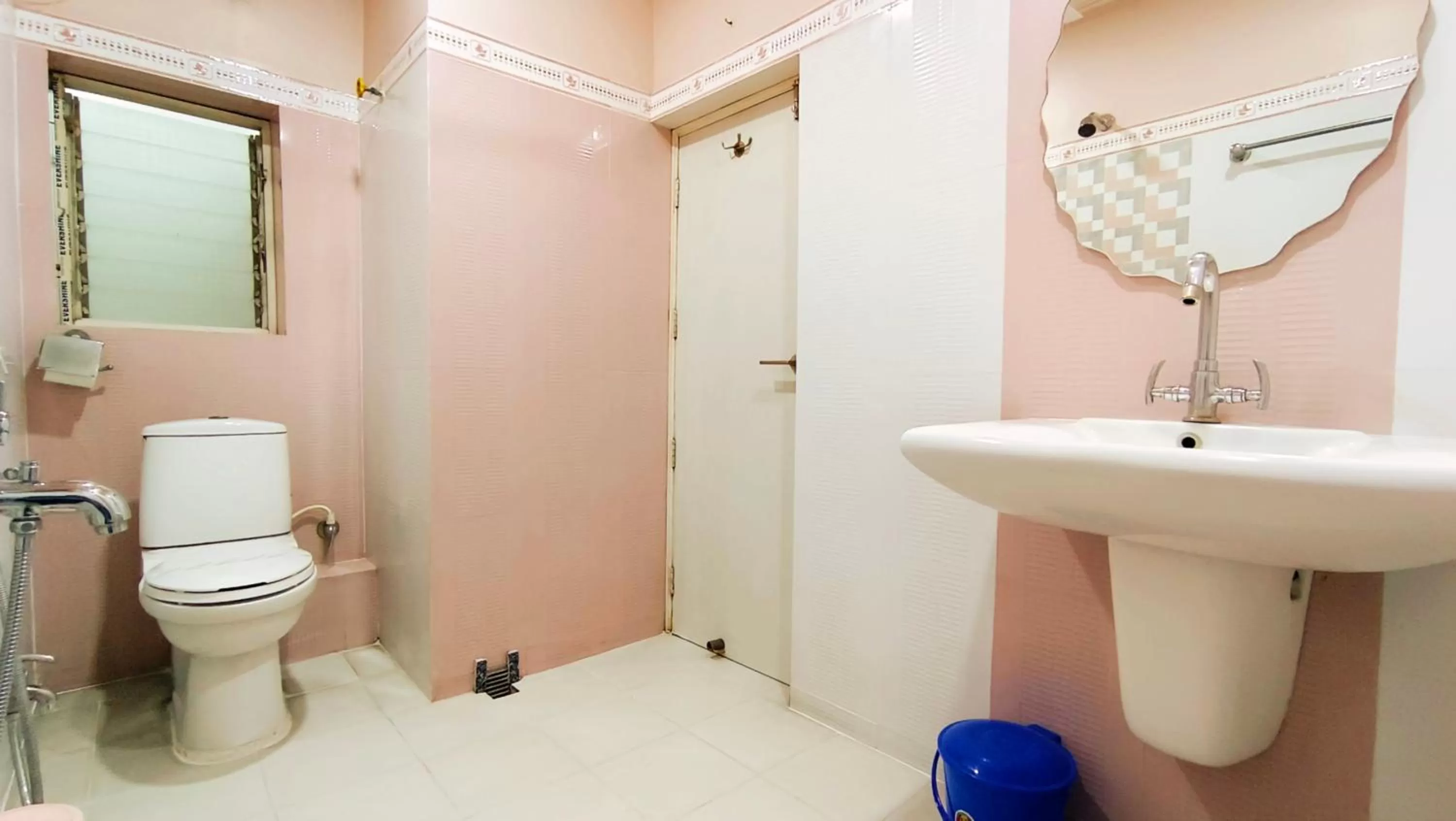 Bathroom in Hotel Samrat