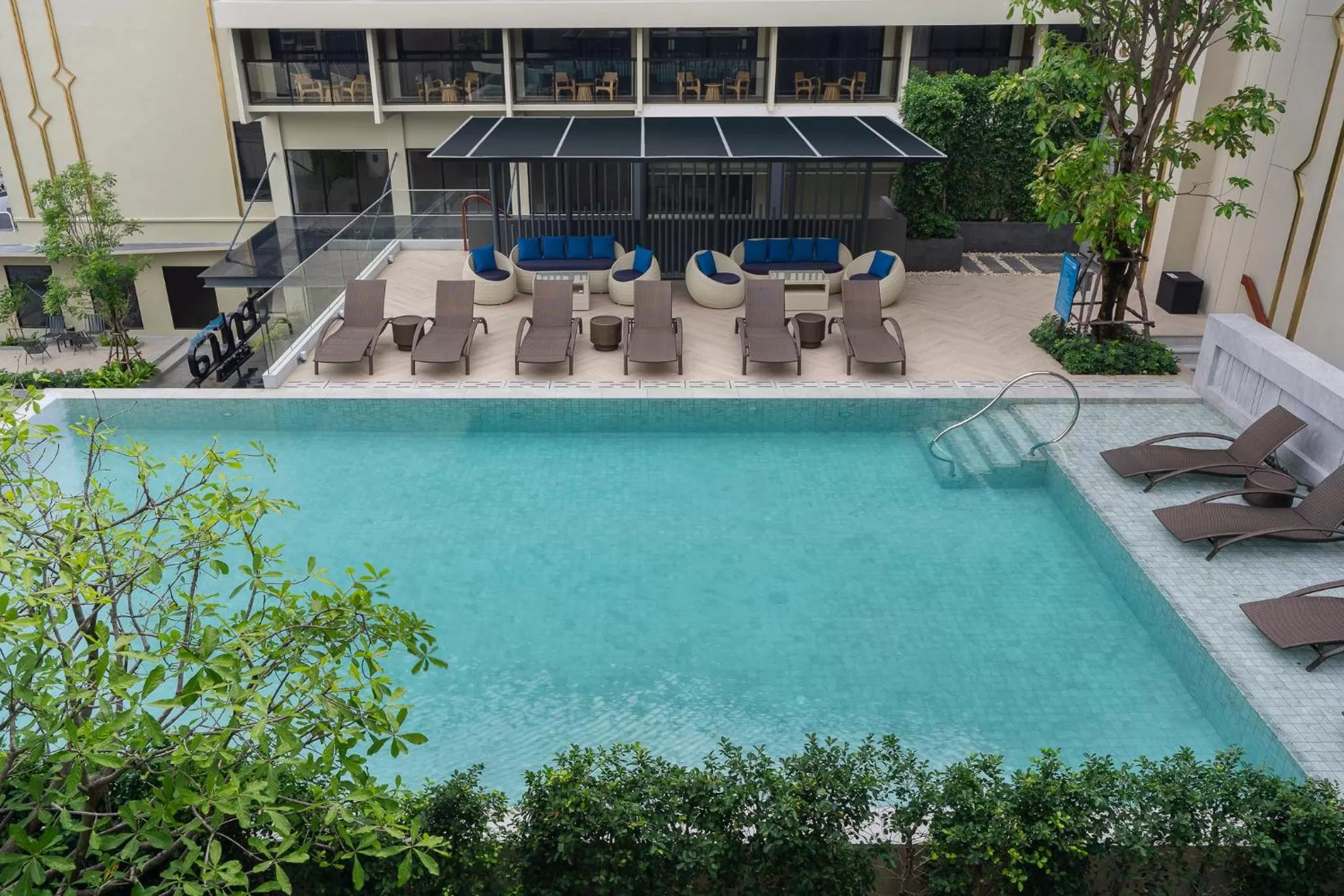 Swimming pool in Centara Life Hotel Bangkok Phra Nakhon