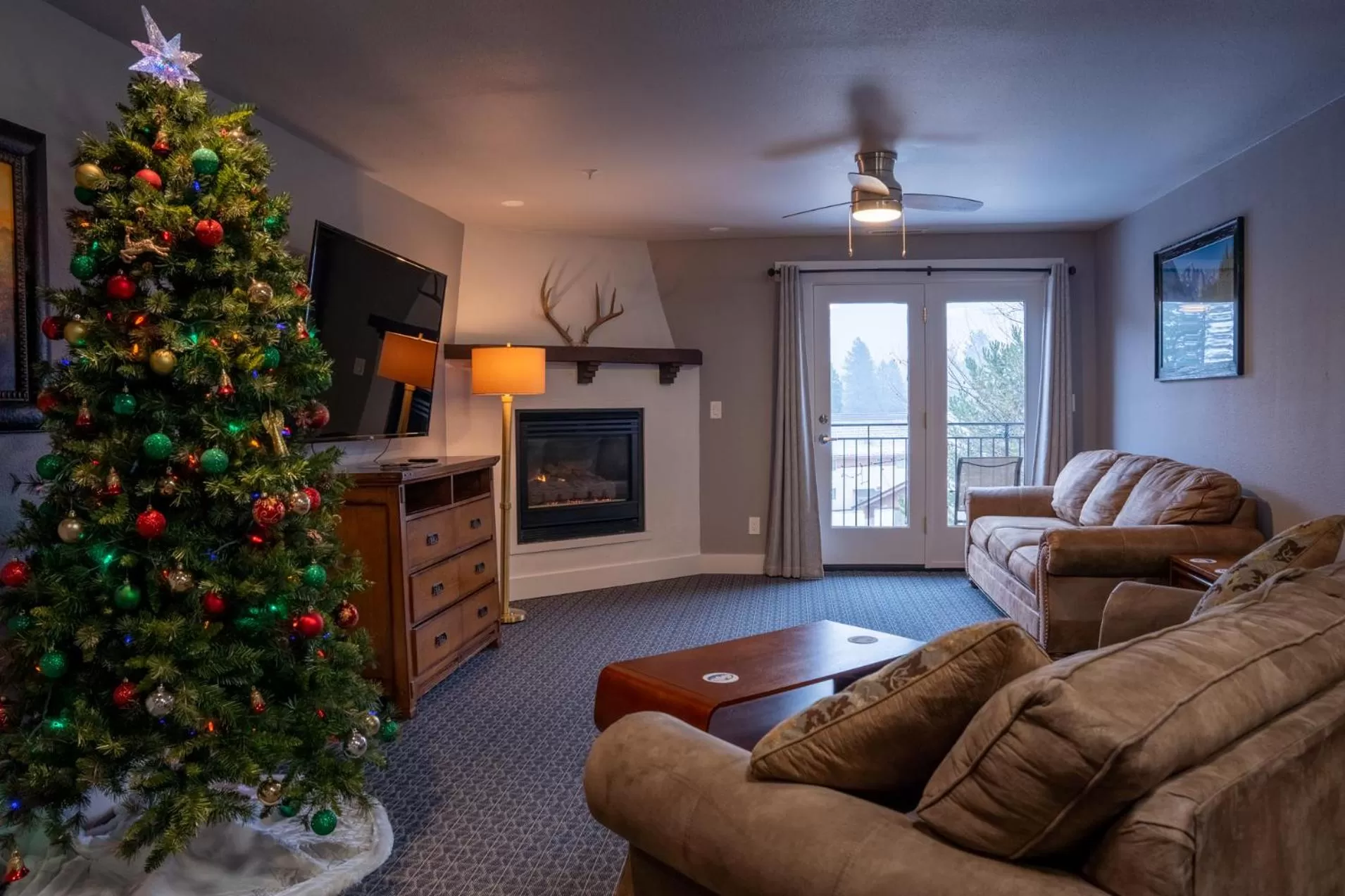 Living room in Blue Elk Inn