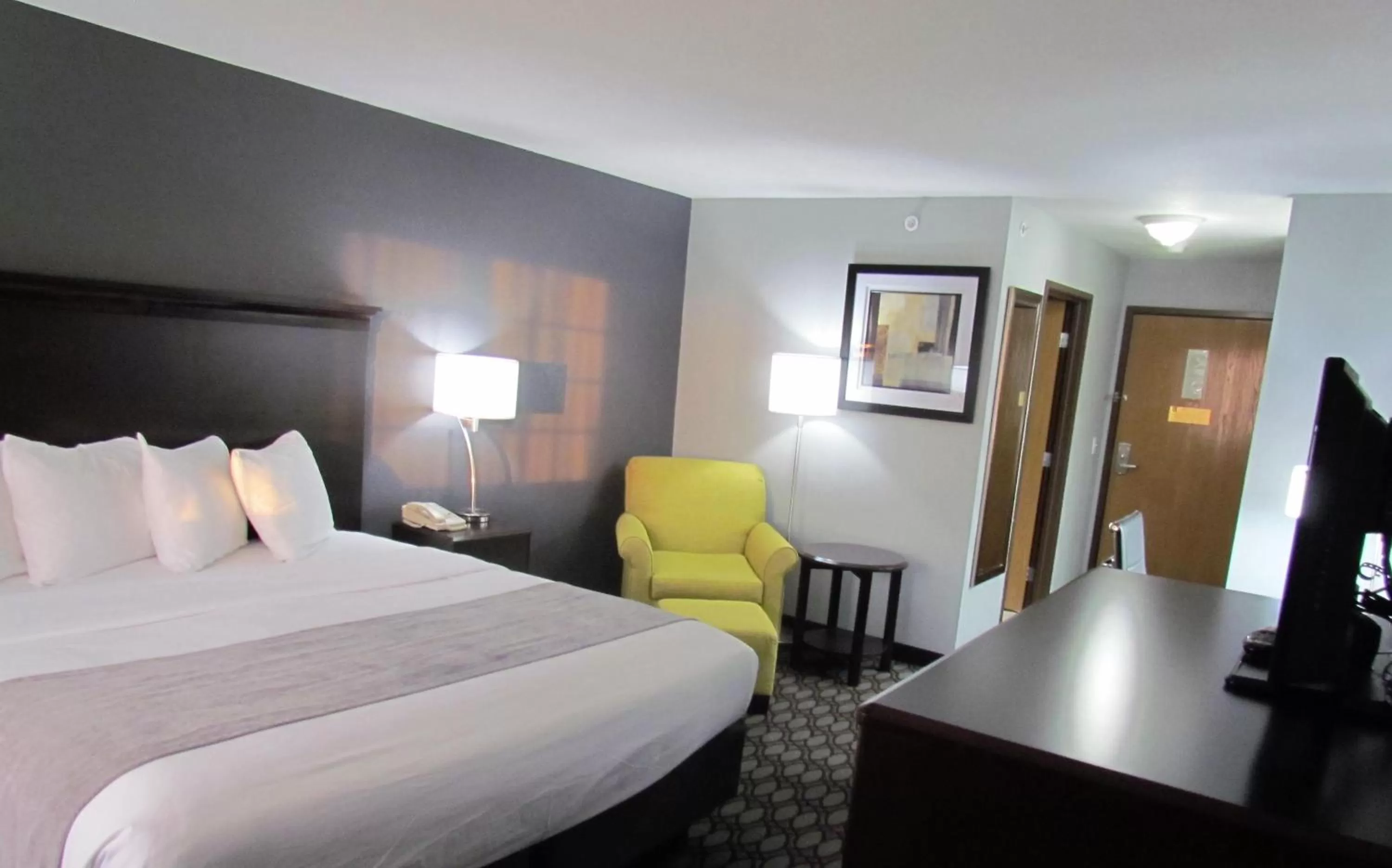 TV and multimedia, Bed in Oak Hill Inn & Suites