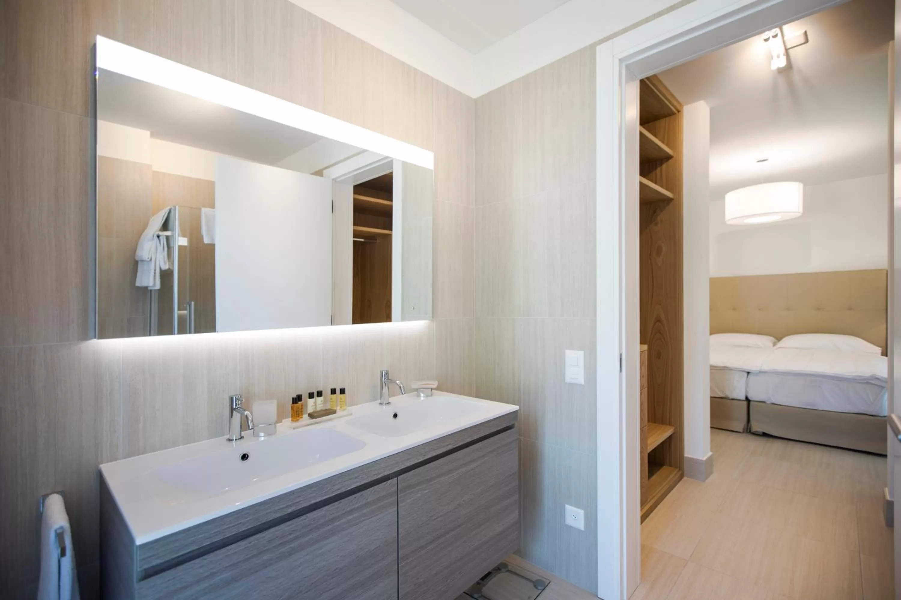 Bathroom, Bed in Delta Resort Apartments