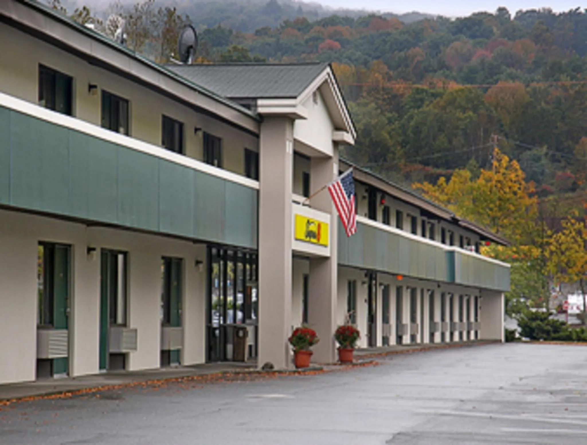 Facade/entrance in Super 8 by Wyndham White River Junction