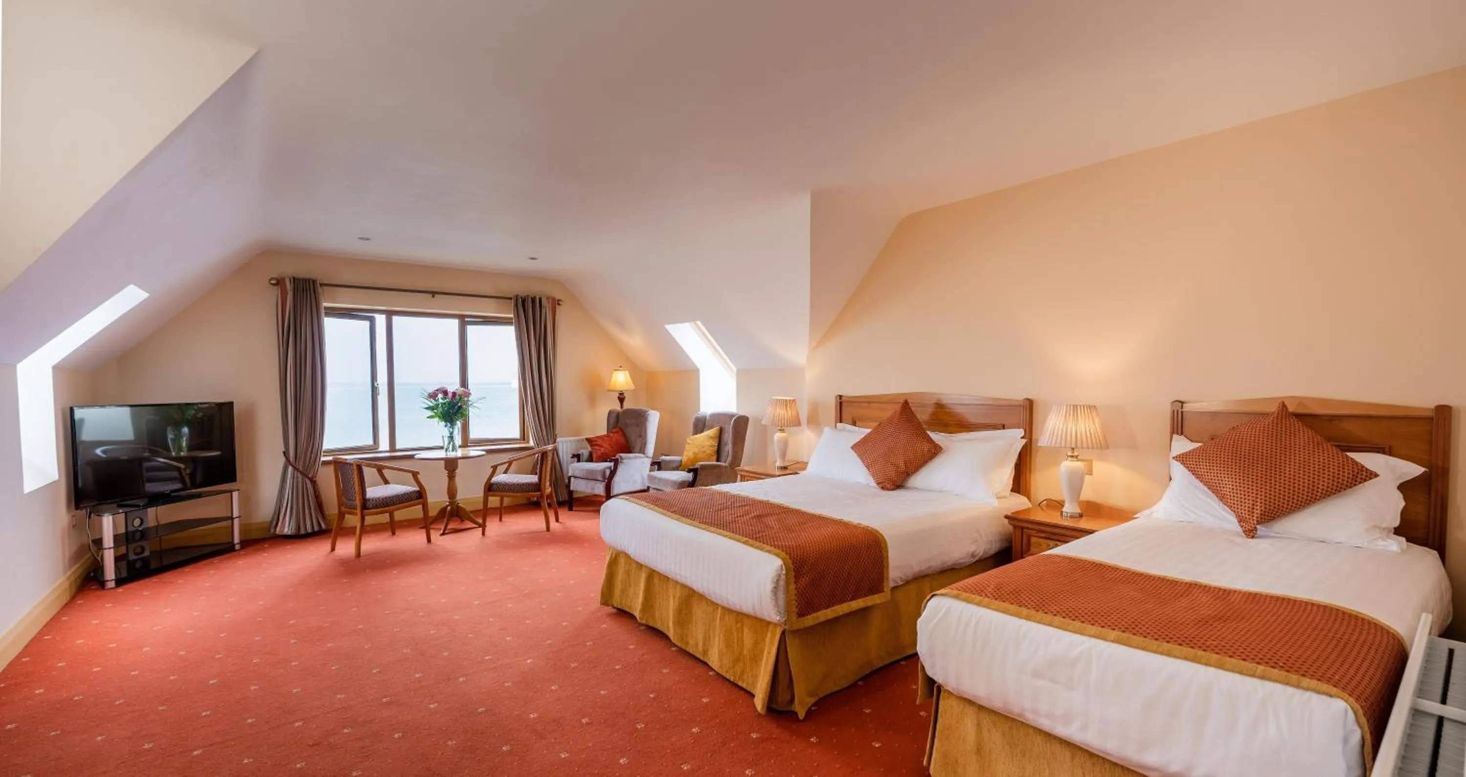 TV and multimedia, Bed in Waterfront House & Restaurant