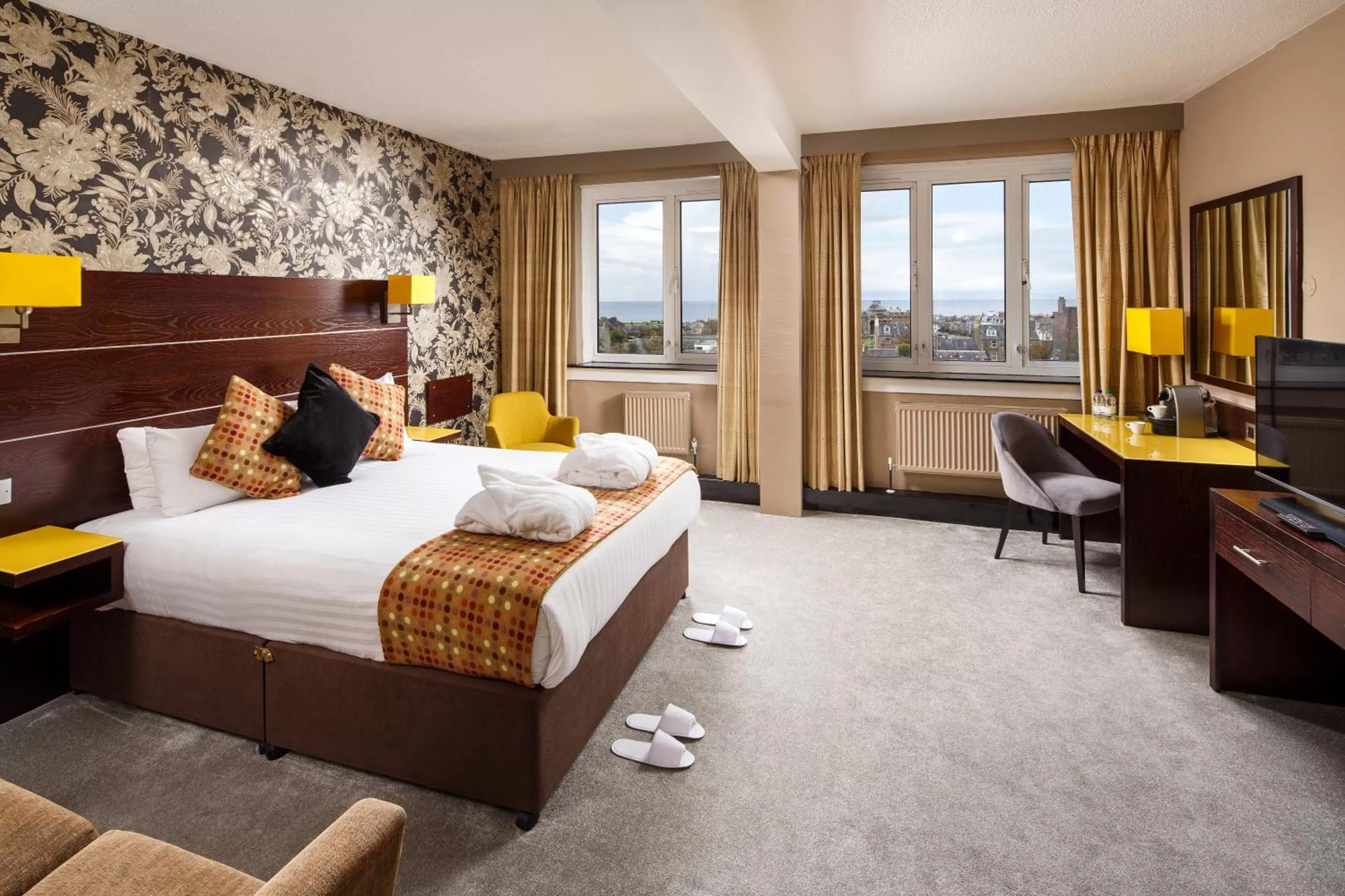 Photo of the whole room, Bed in Mercure Ayr Hotel