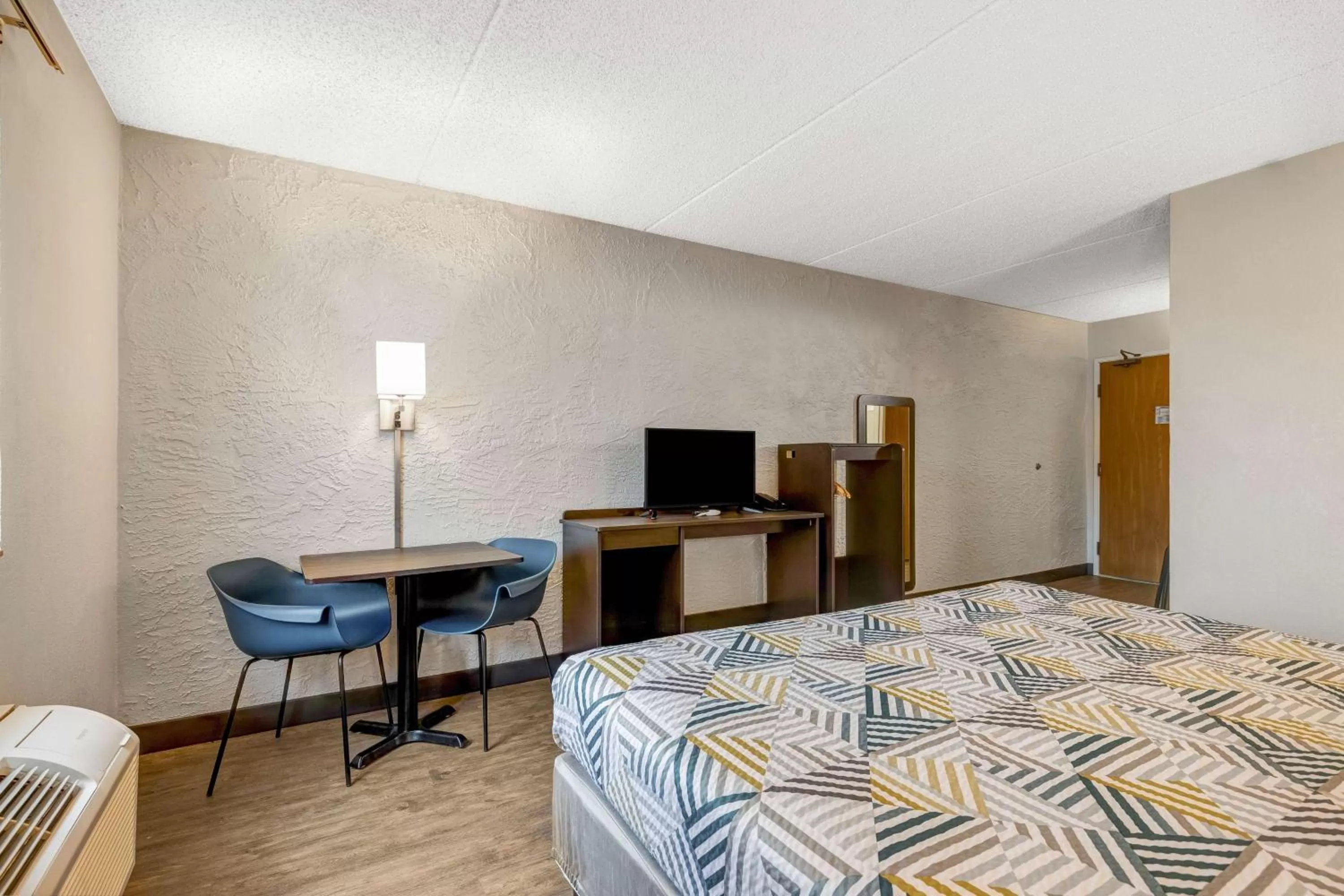 Bedroom, Bed in Motel 6-Elk Grove Village, IL - O'Hare