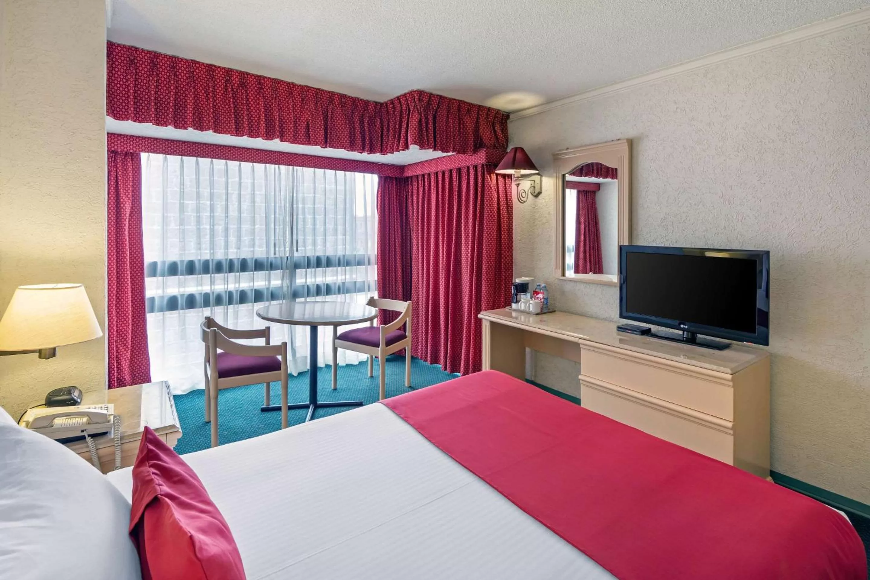 Photo of the whole room, Bed in Quality Inn Aguascalientes