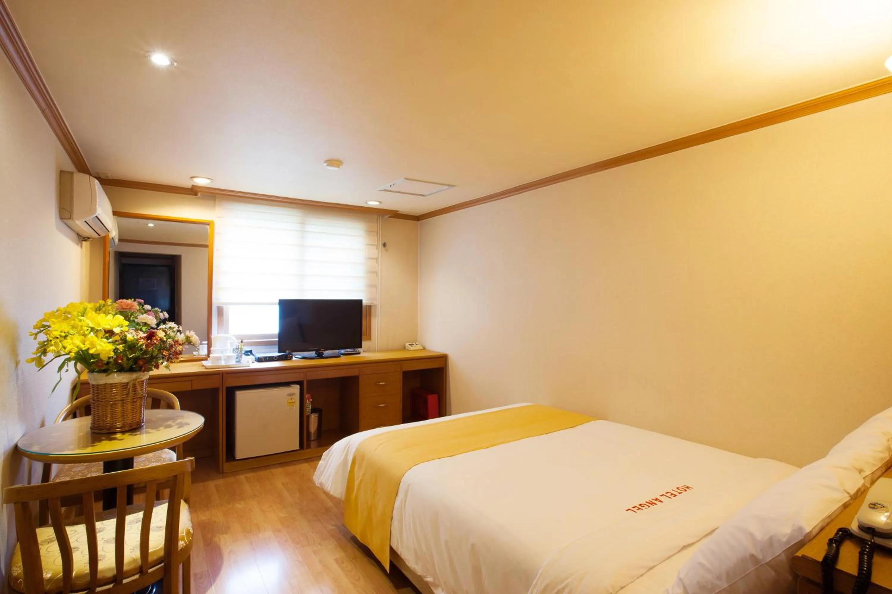 Photo of the whole room, Bed in Angel Hotel